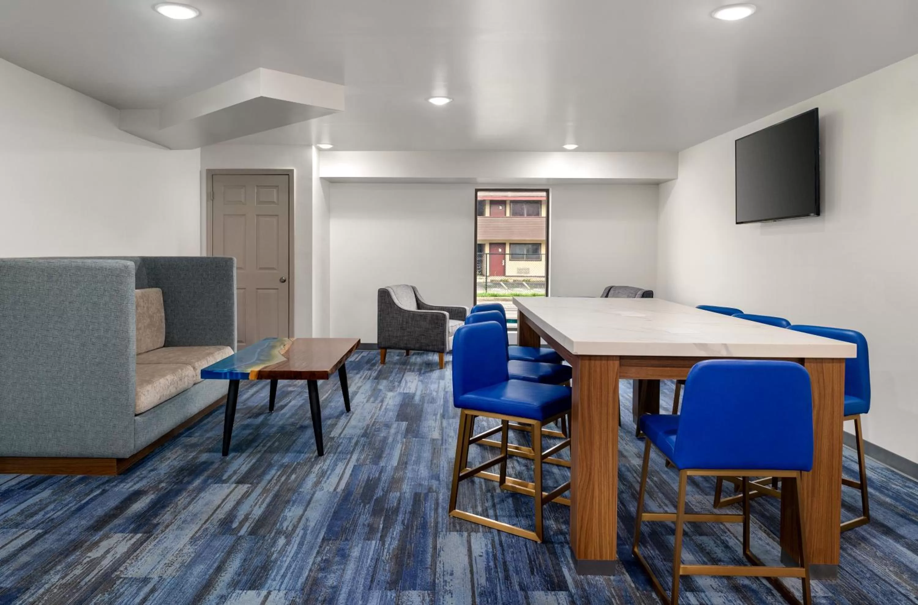 Seating area in La Quinta Inn by Wyndham Columbus Airport Area