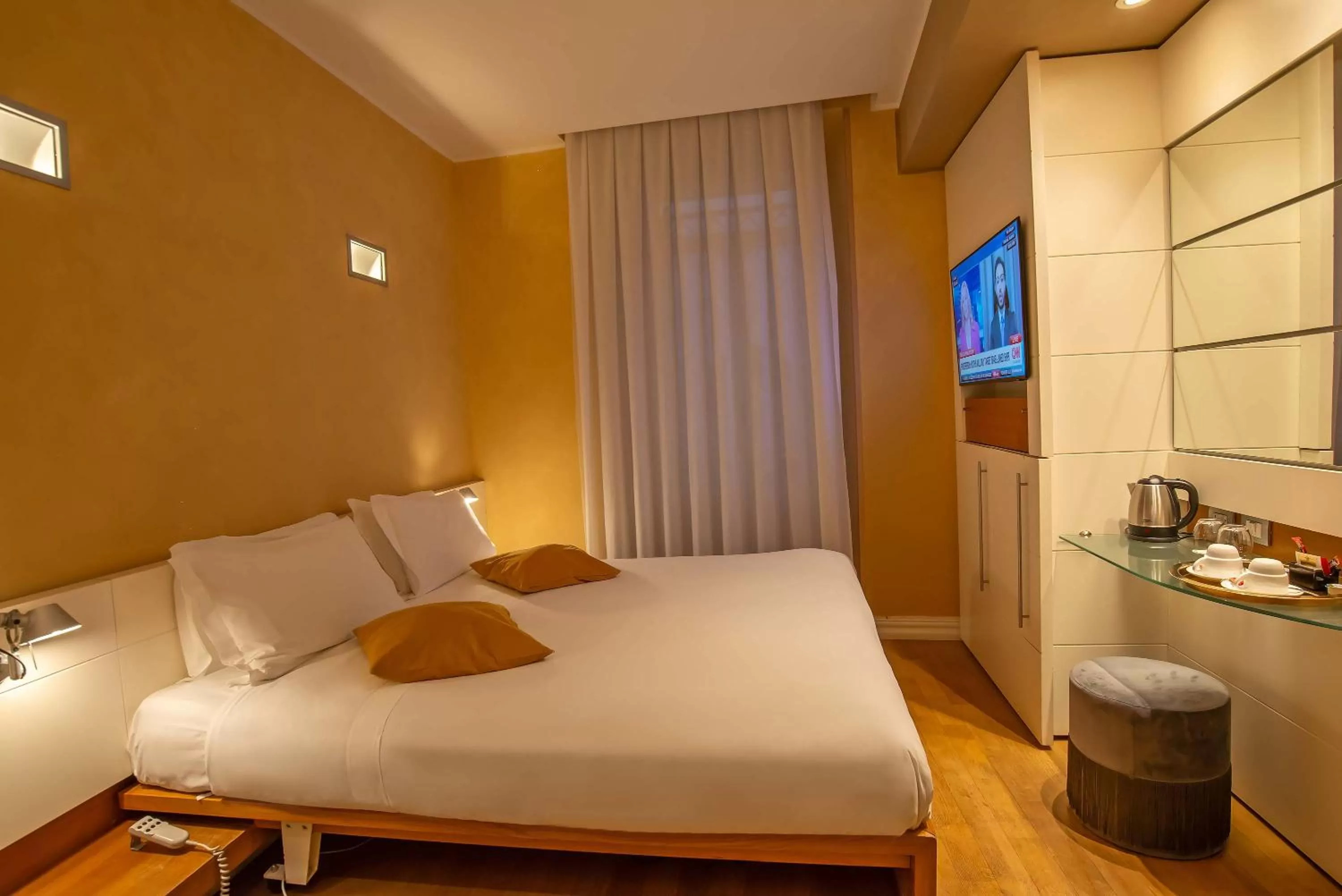 Bedroom, Bed in Hotel White