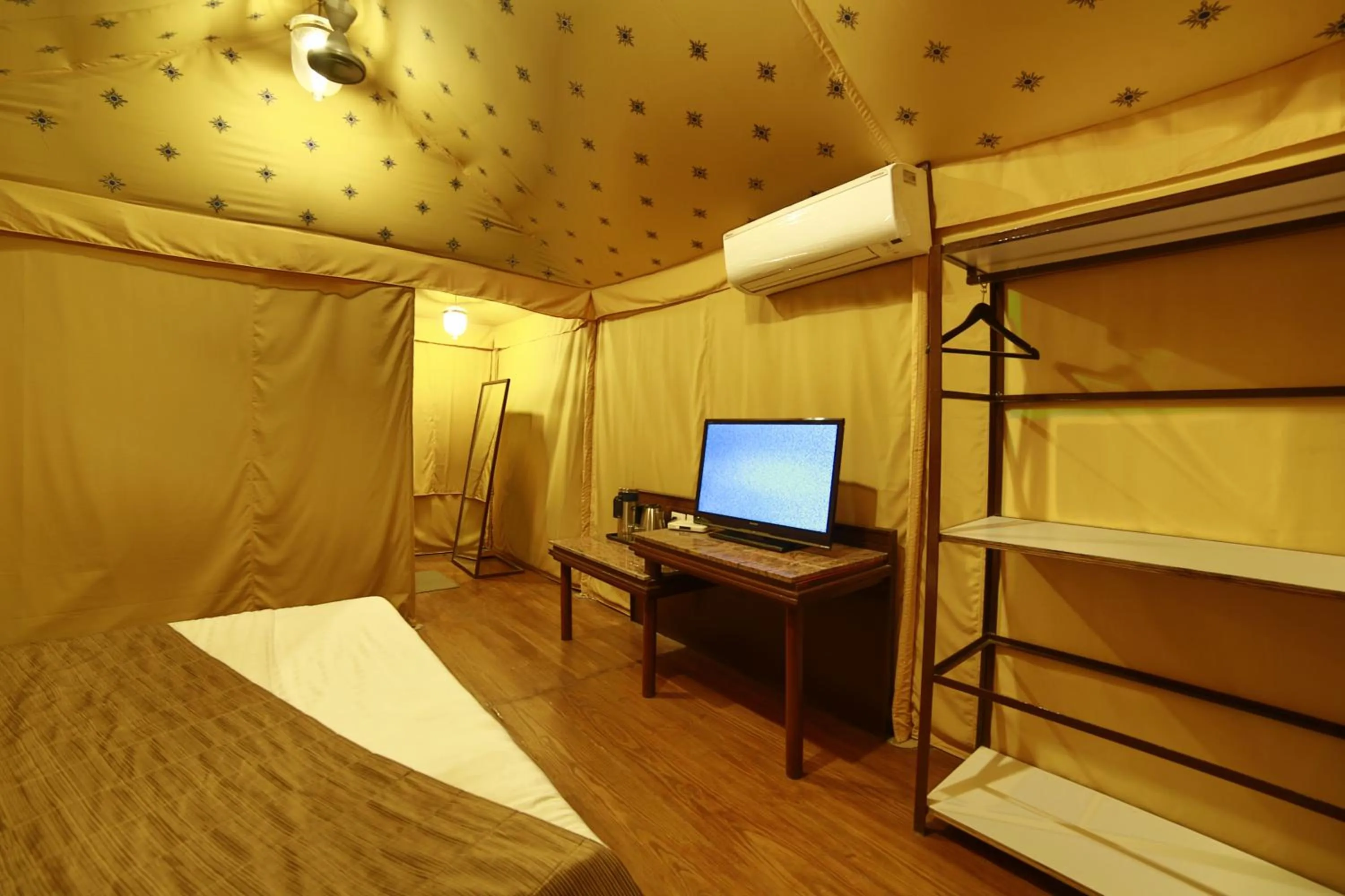 Communal lounge/ TV room in The Colonial Manek Manor By SAH