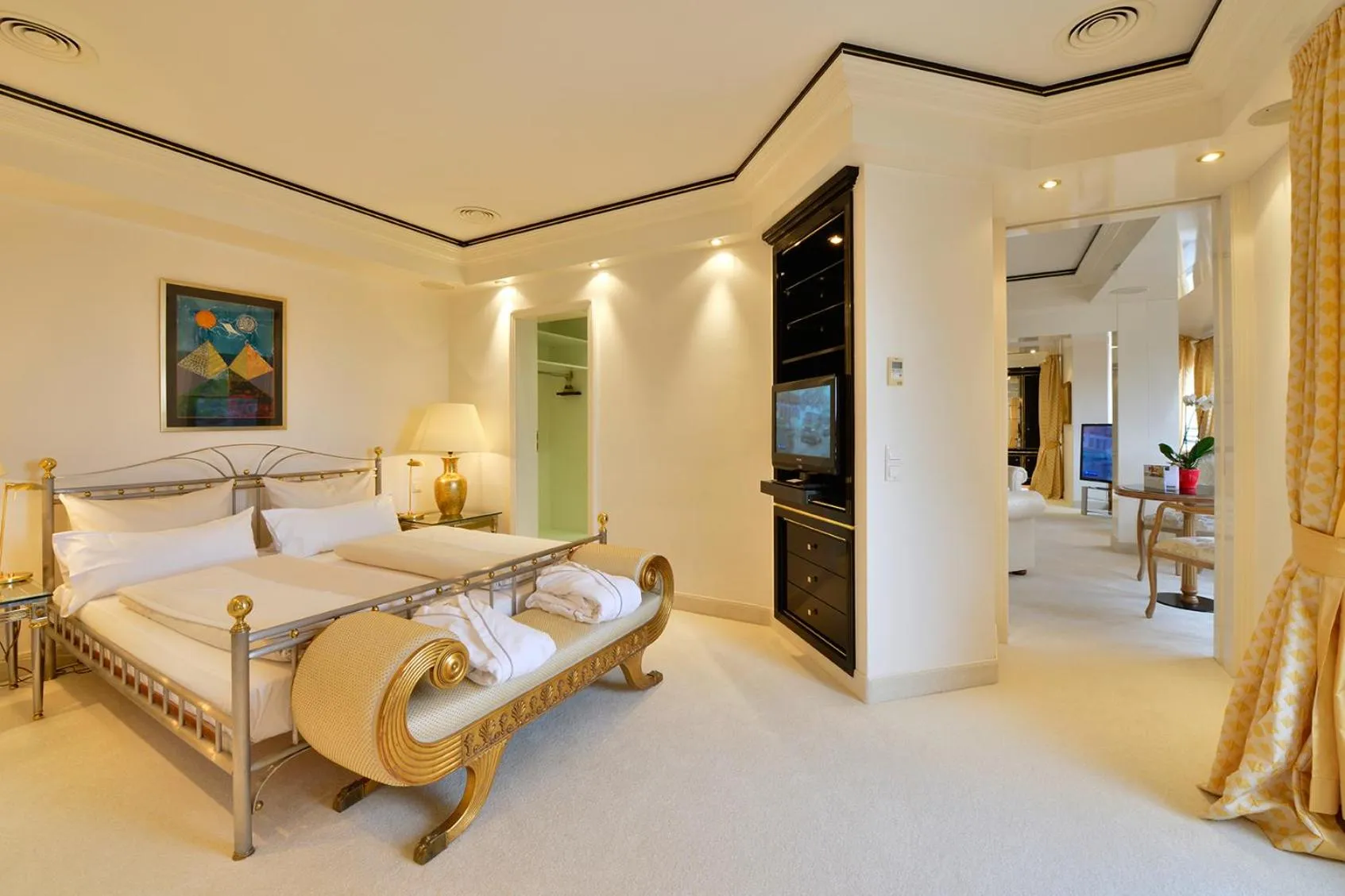 Photo of the whole room, Bed in The Monarch Hotel