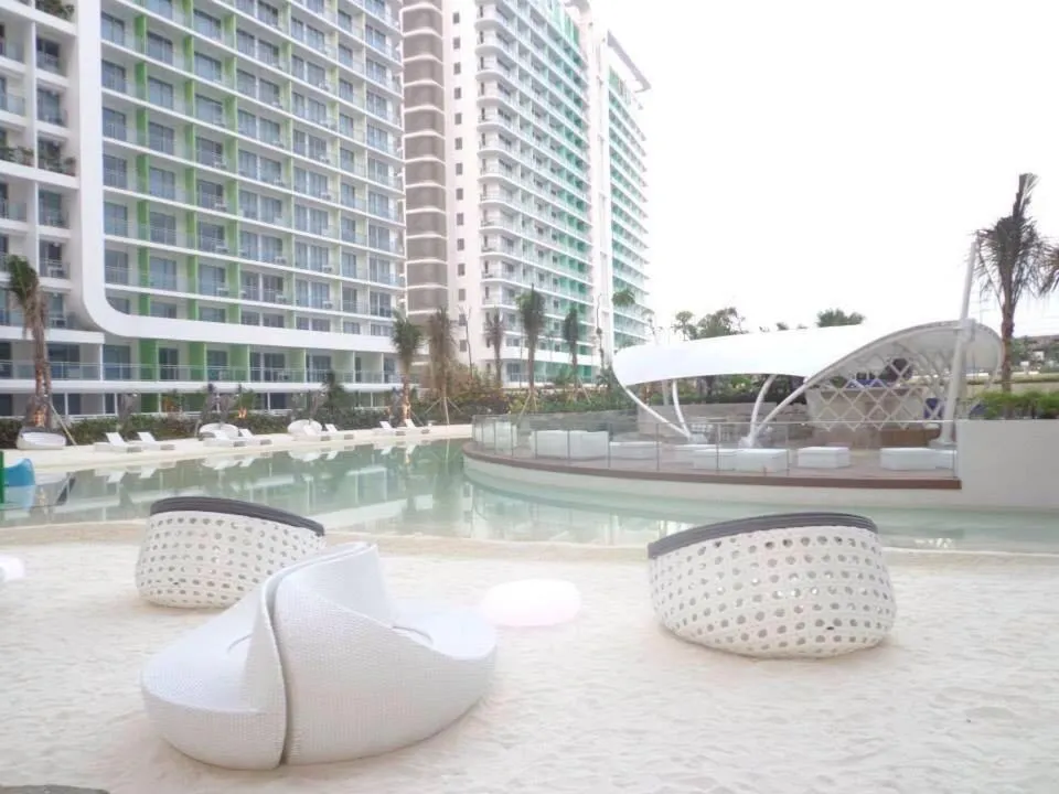 Restaurant/places to eat in Azure Urban Beach Resort Manila by Radlett