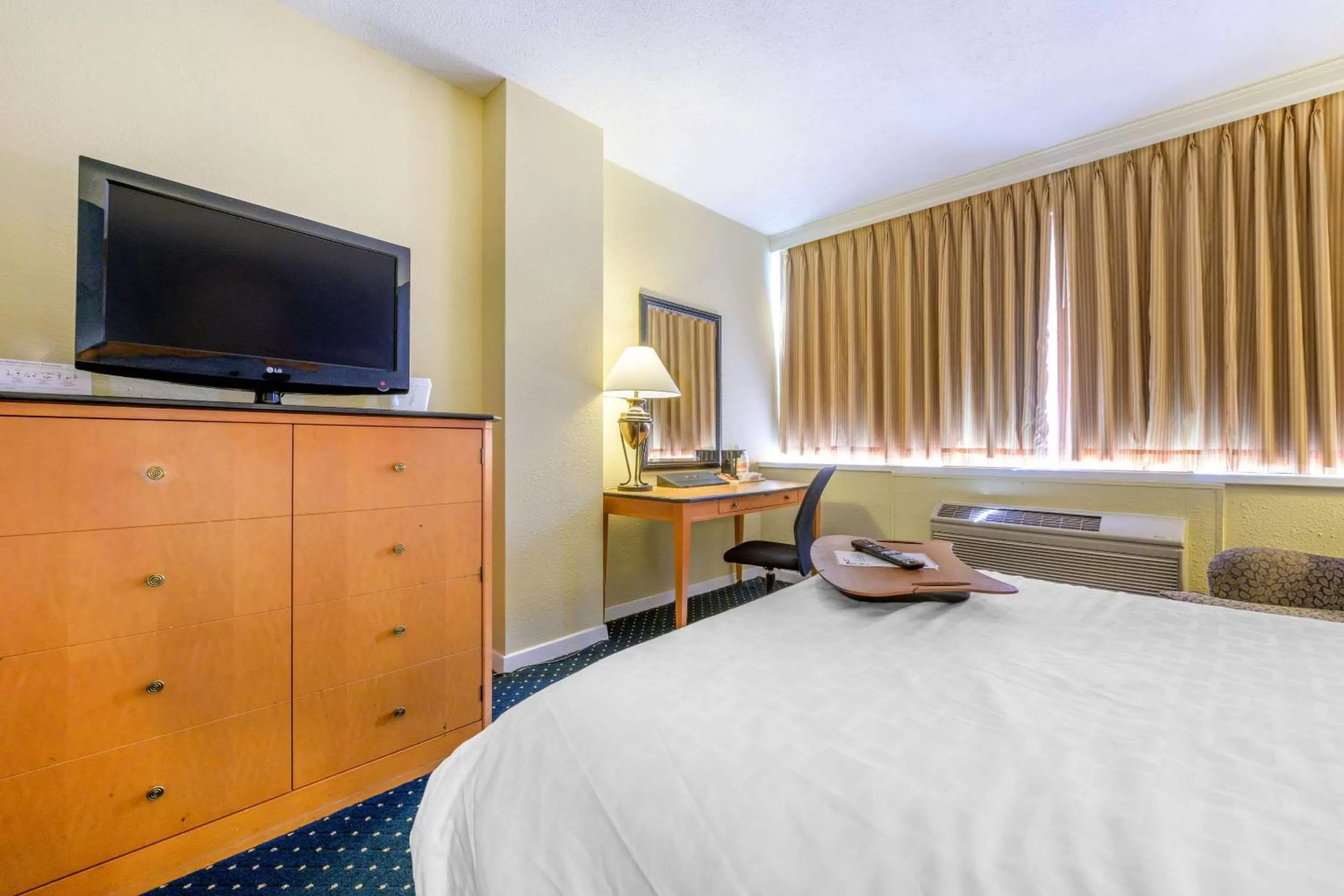 Photo of the whole room, Bed in Days Inn & Suites by Wyndham Lebanon PA