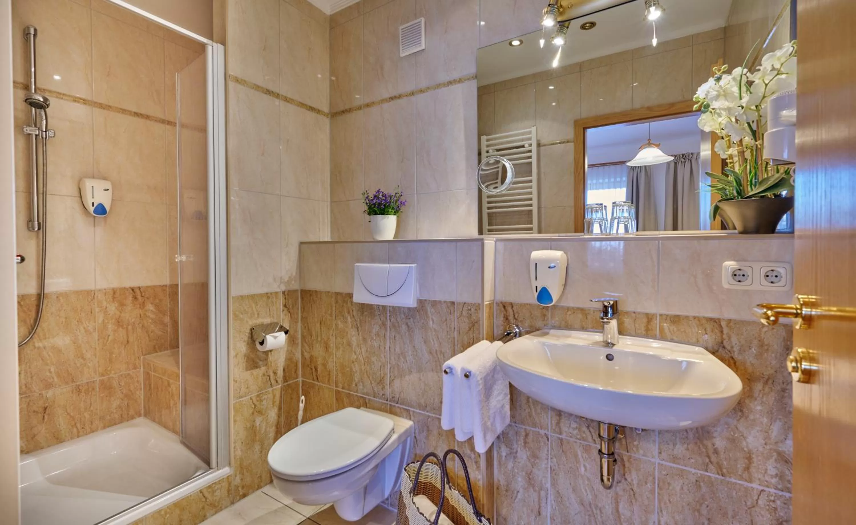 Bathroom in Hotel Restaurant Zum Goldenen Anker mit Hallenbad & Wellnessbereich
