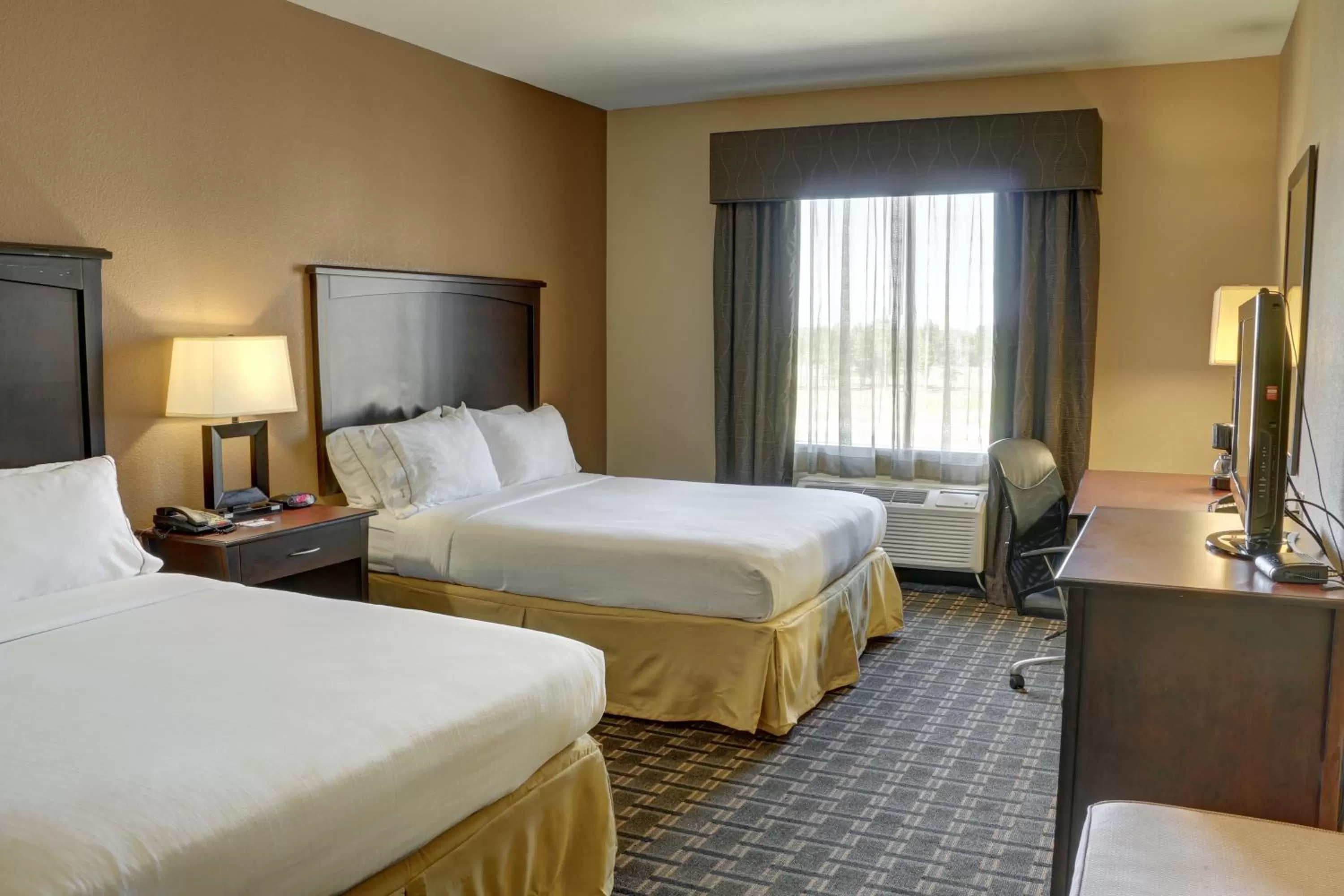 Bedroom, Bed in Holiday Inn Express Hotel & Suites Texarkana East by IHG