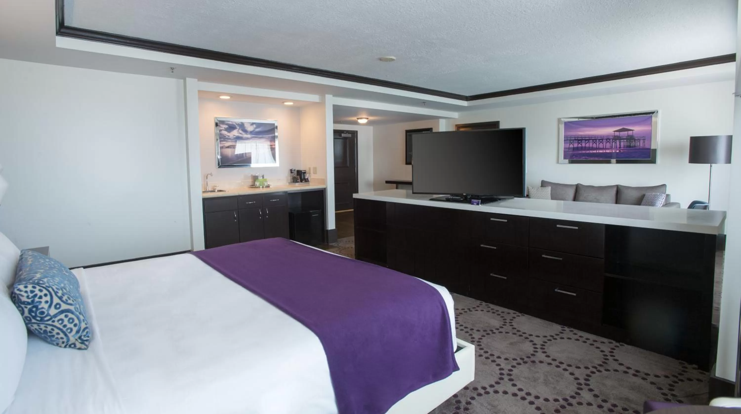 Bedroom, Bed in Harrah's Gulf Coast, A Caesars Destination
