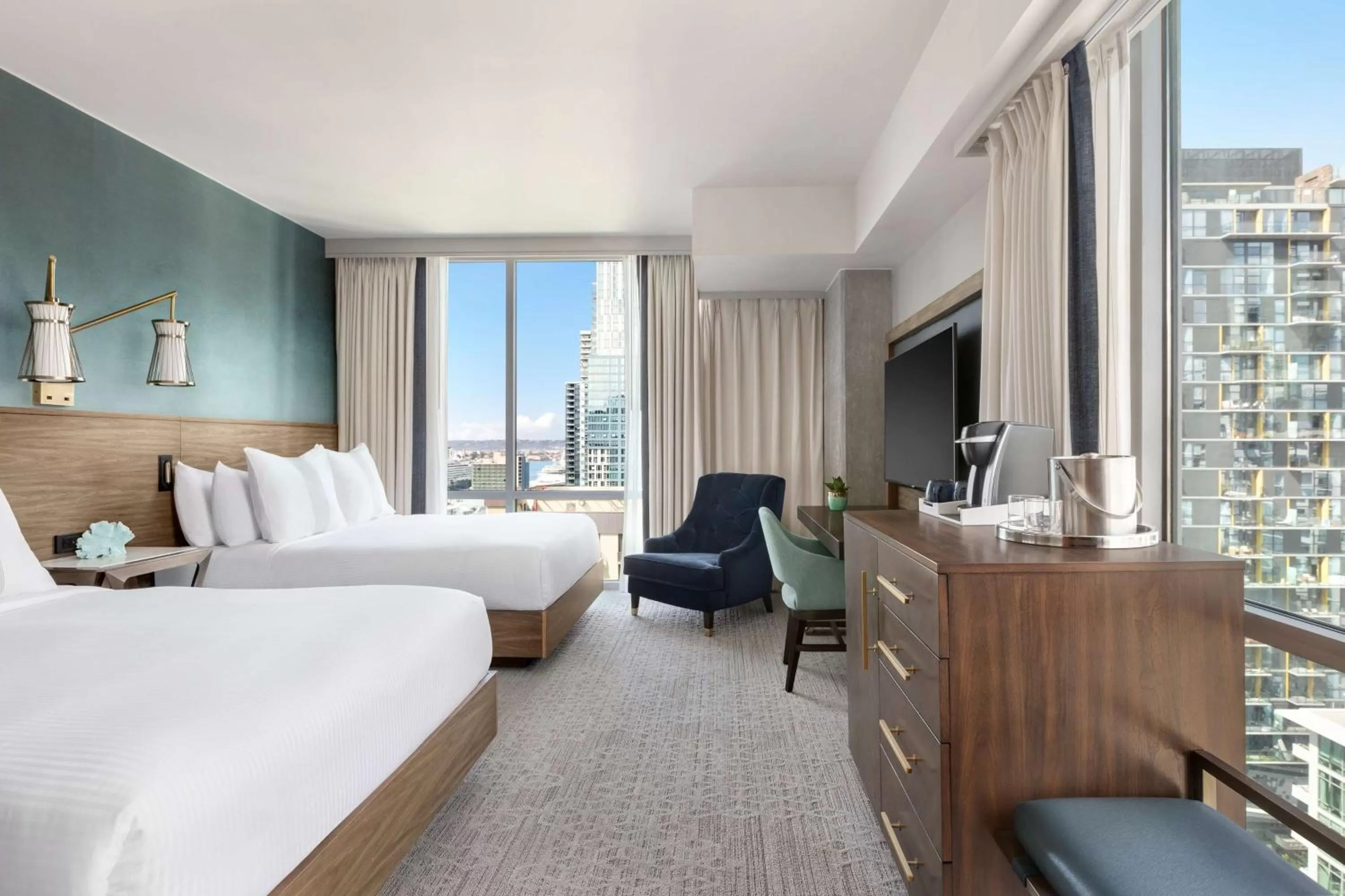 Bedroom, Bed in Carte Hotel San Diego Downtown, Curio Collection By Hilton