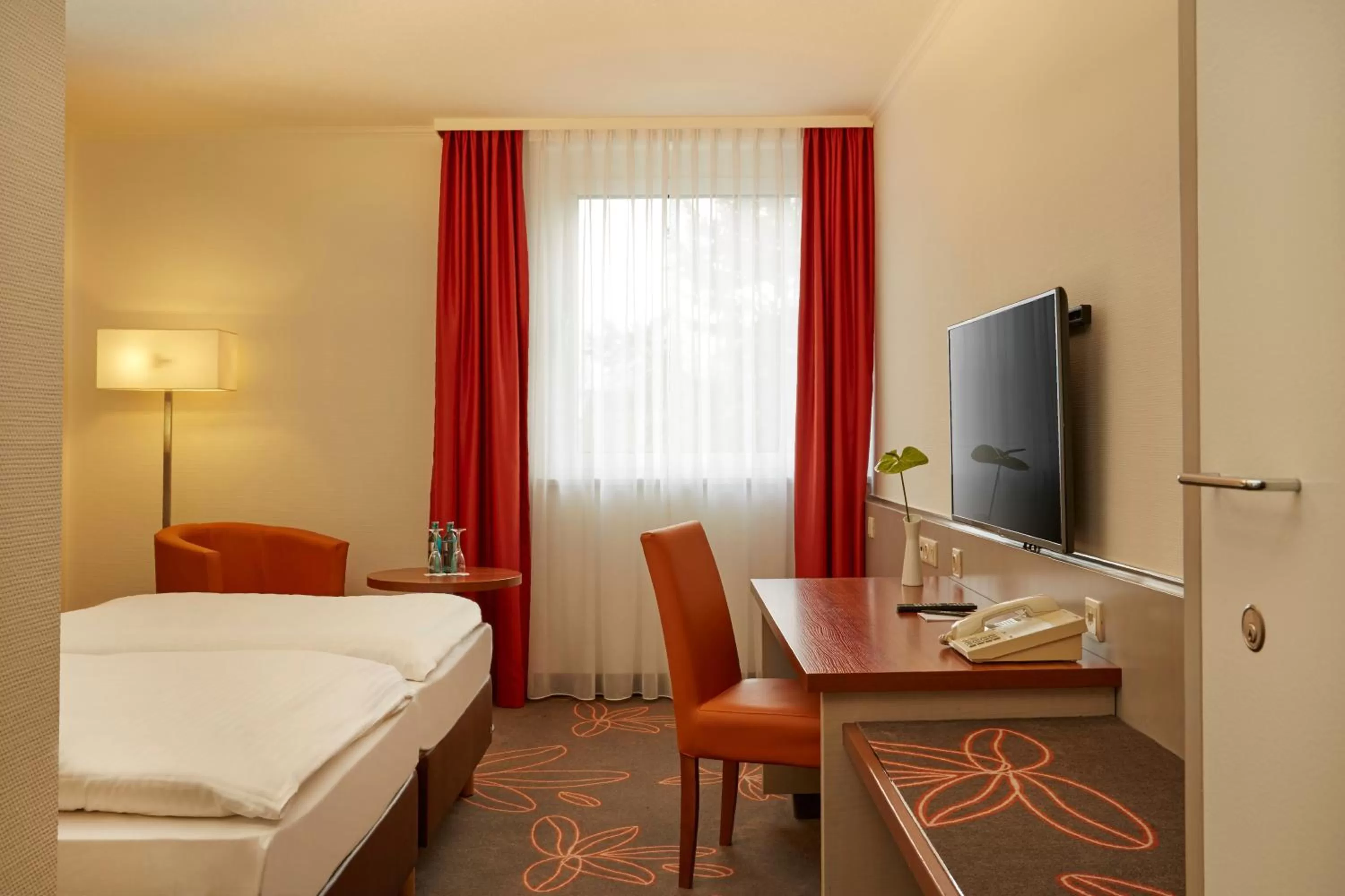 Photo of the whole room, Bed in H+ Hotel Leipzig-Halle