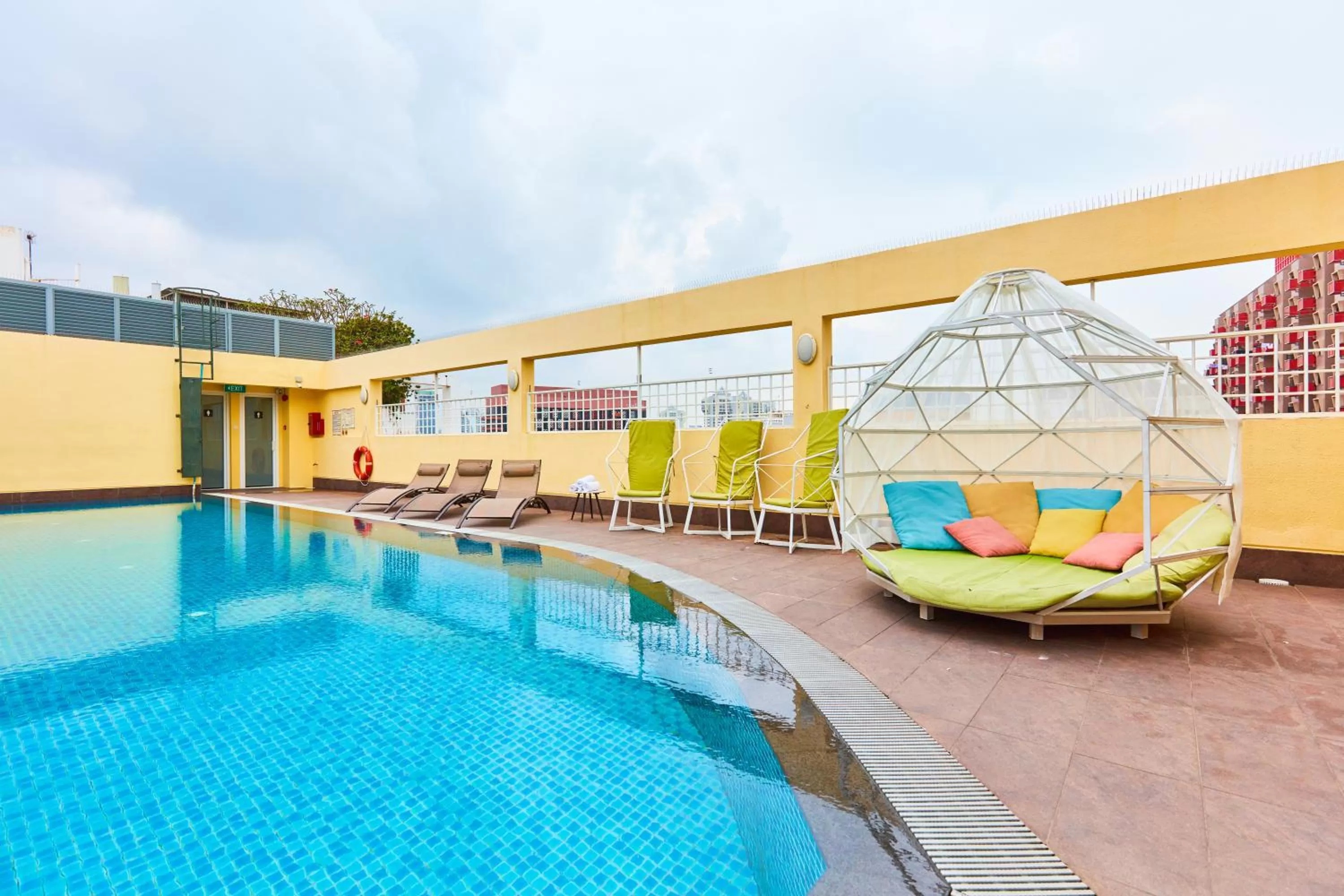 Swimming pool in ibis budget Singapore Selegie