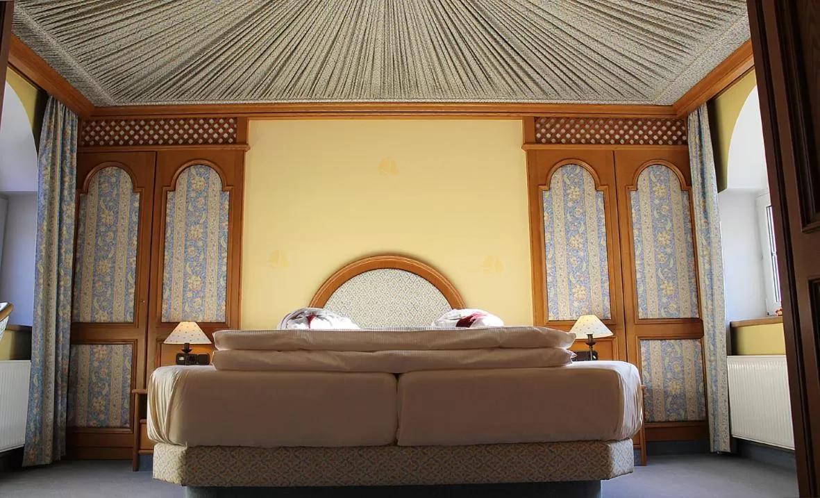 Bedroom, Bed in Hotel Spanischer Hof