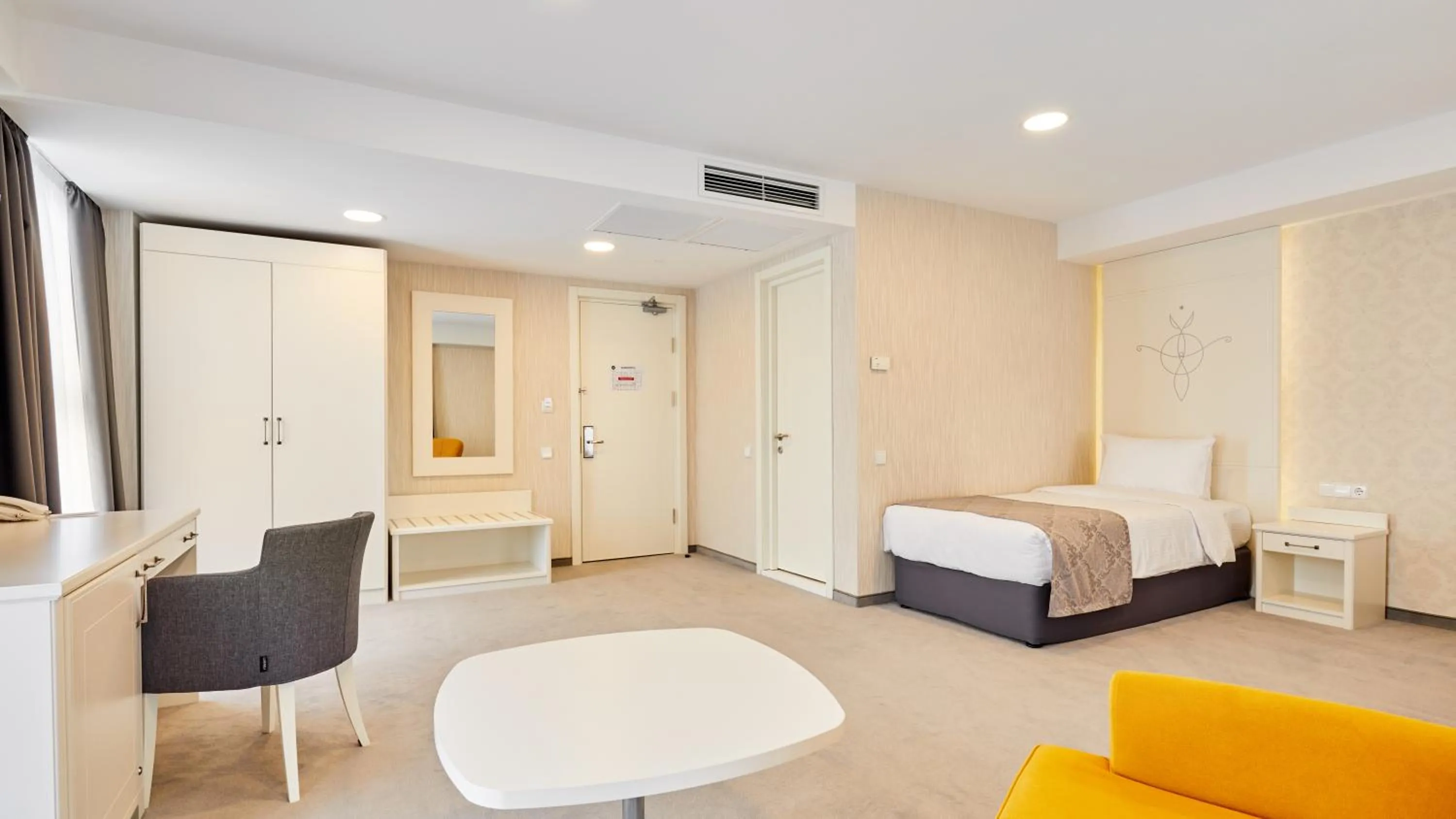 Bedroom, Bed in Gallery Palace Hotel