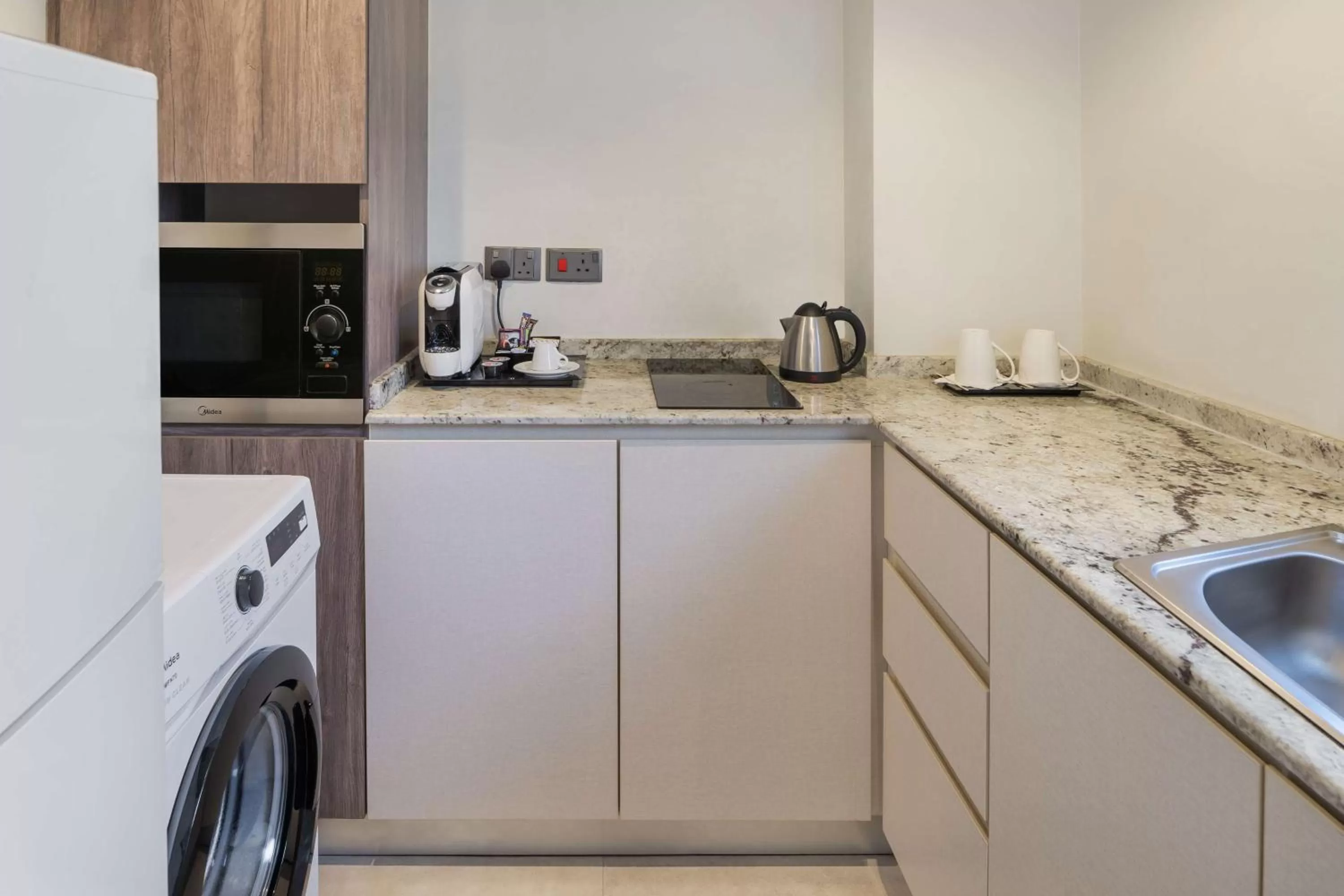 Coffee/tea facilities in Radisson Blu Hotel & Resort, Al Ain