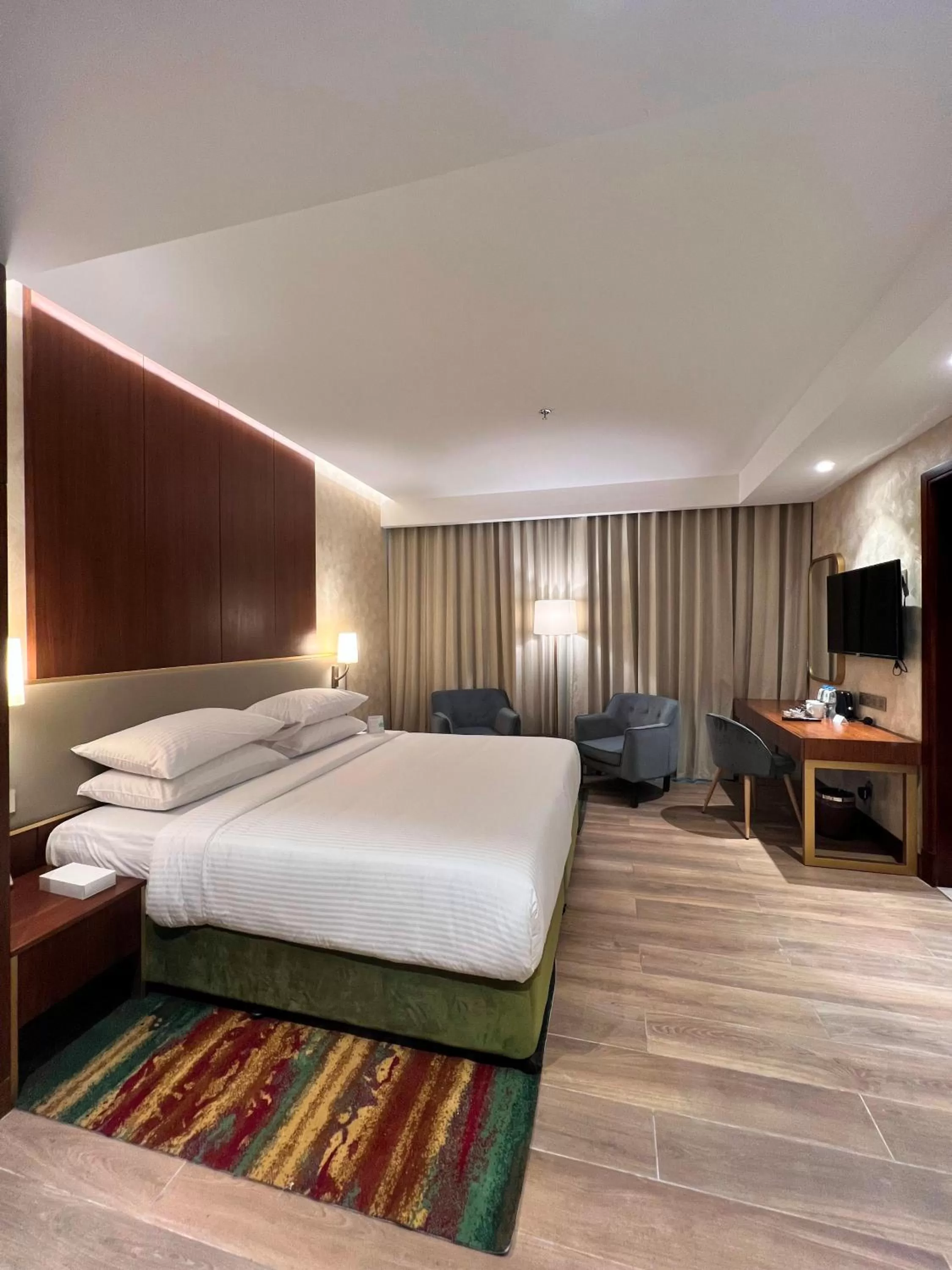 Bedroom, Bed in City Seasons Suites