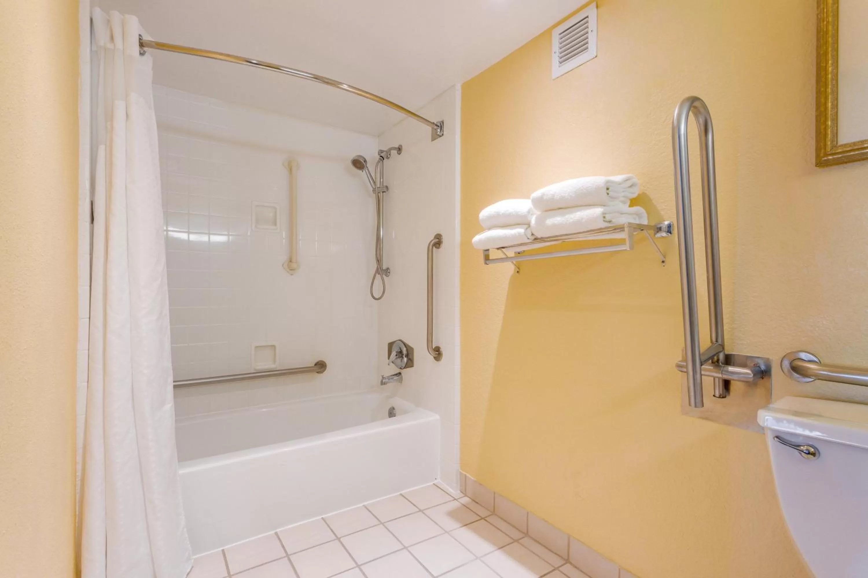 Double Room - Mobility Accessible Tub - Non-Smoking in Ocean Breeze Inn Vero Beach
