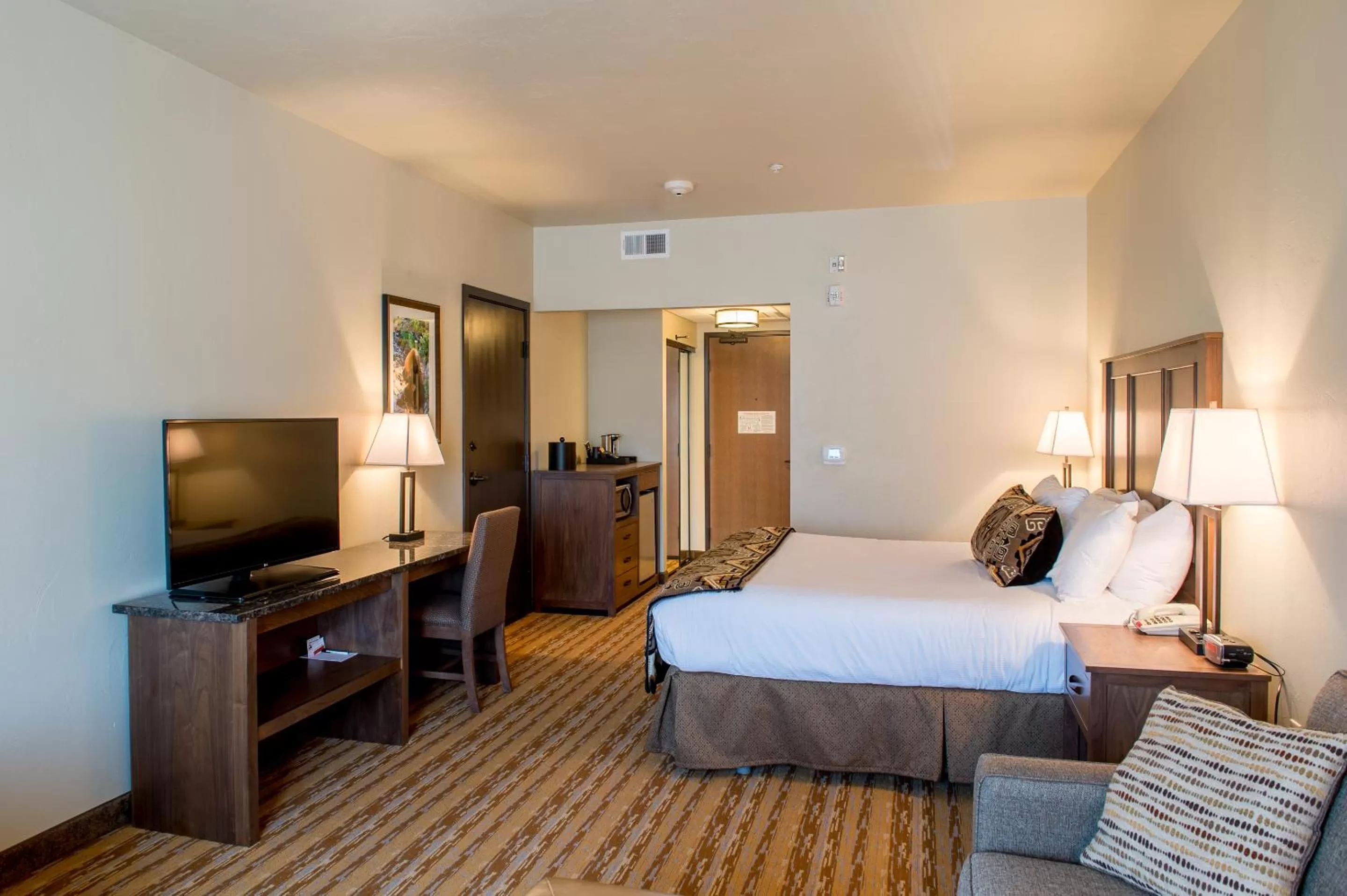 Coffee/tea facilities, Bed in Cedar Creek Lodge & Conference Center