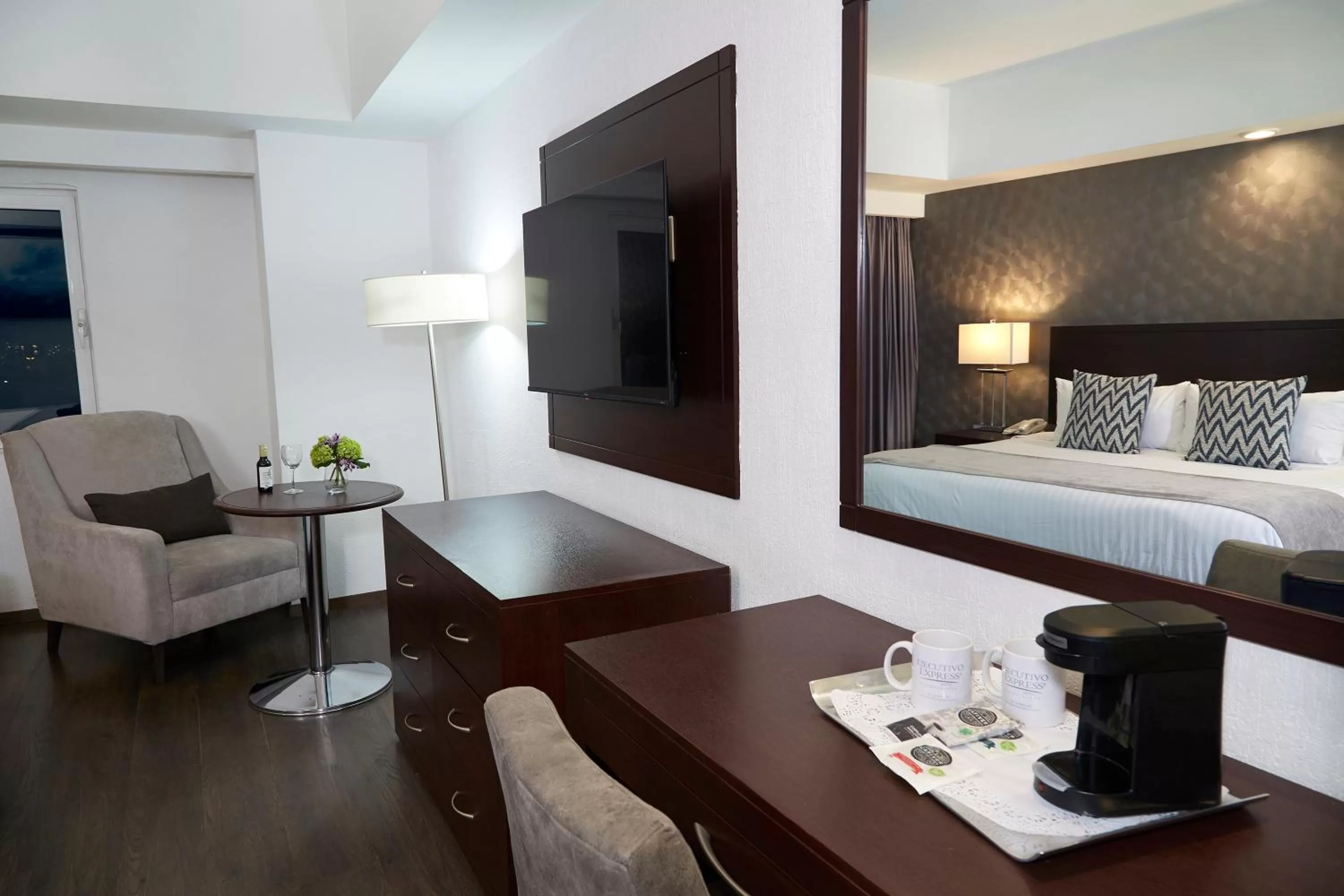 TV and multimedia, Bed in Ejecutivo Express Guadalajara Providencia - Av México