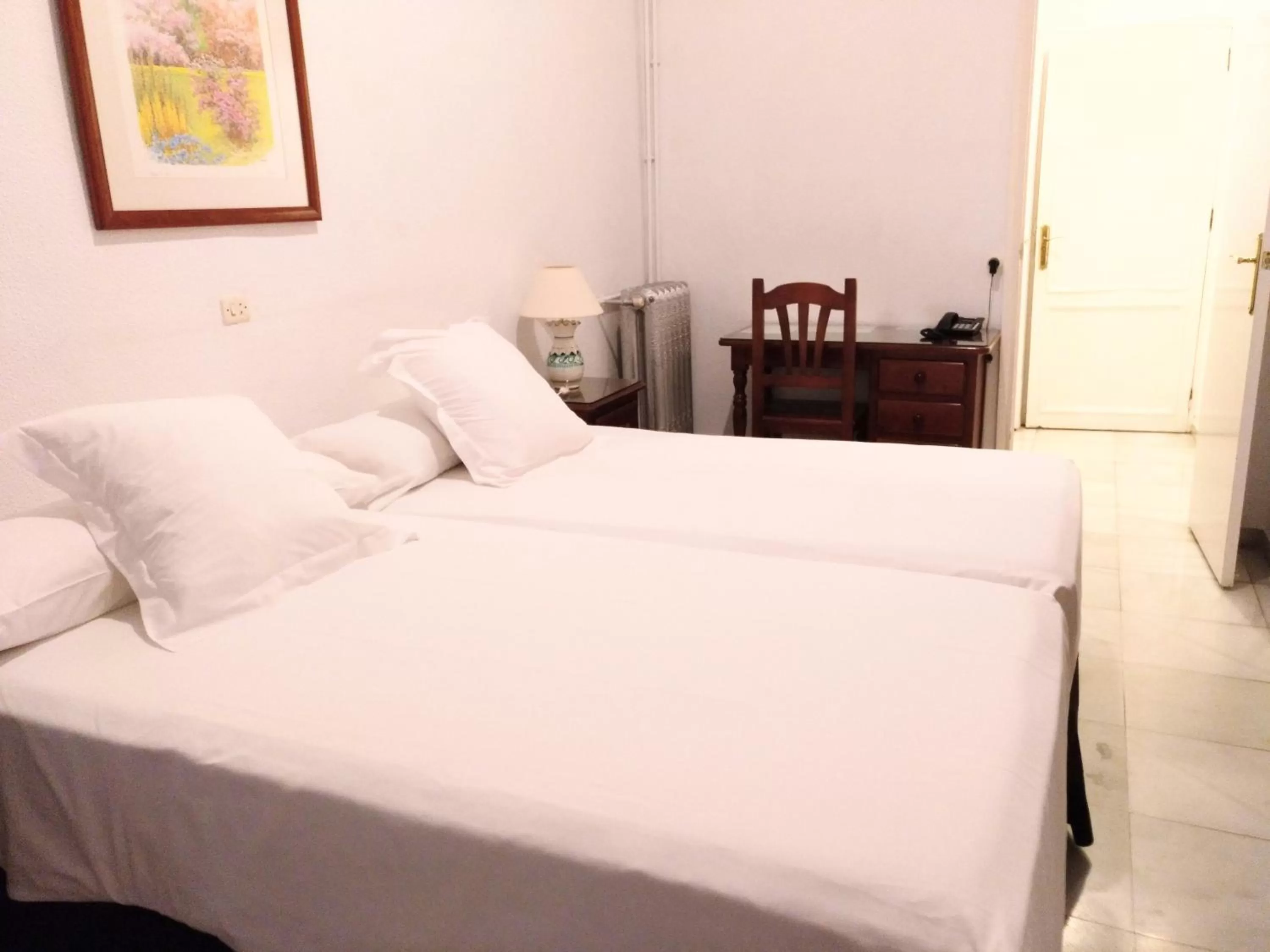 Photo of the whole room, Bed in Hotel Simon