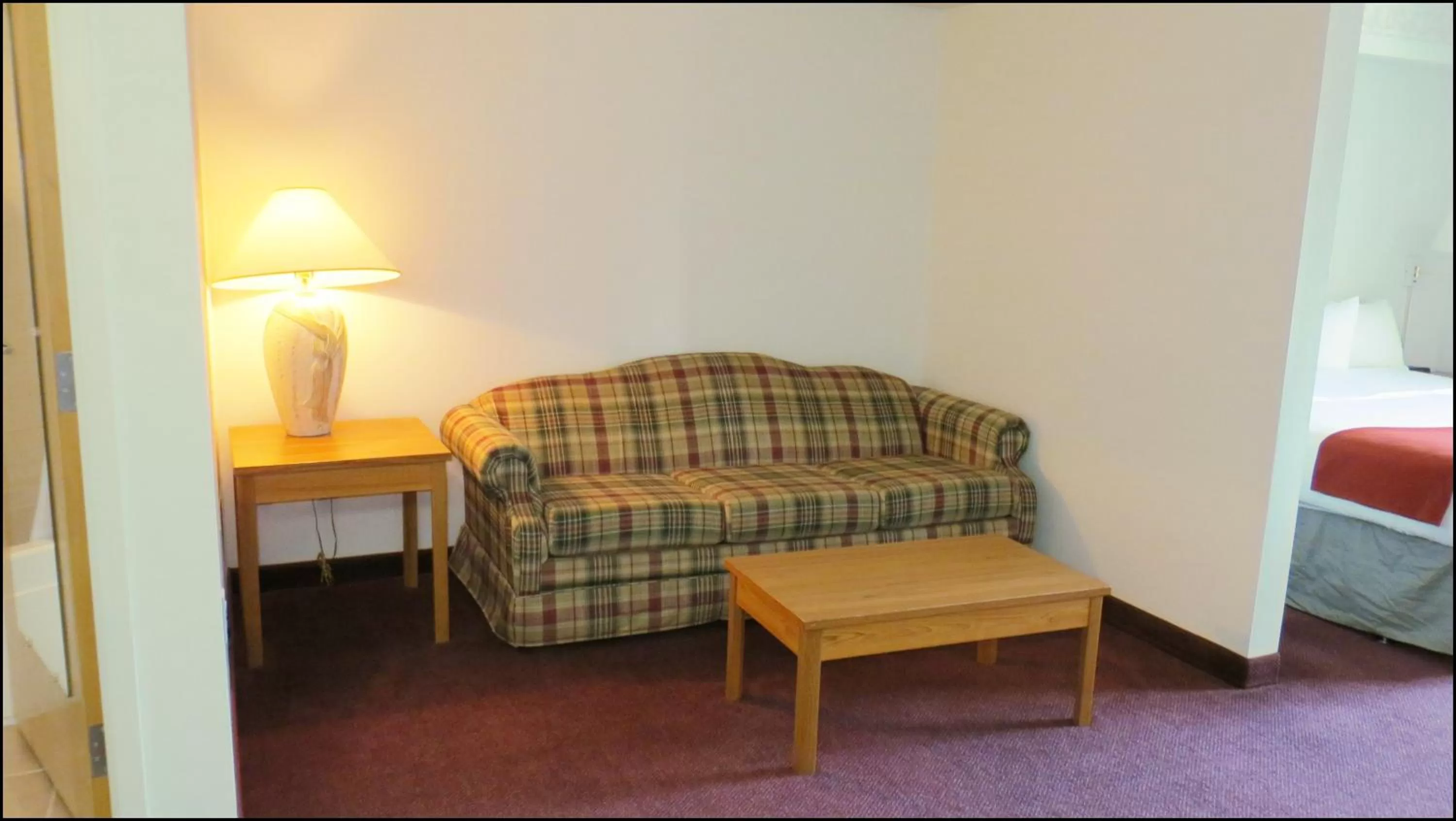 Seating area, Bed in Peppermill Empress Inn