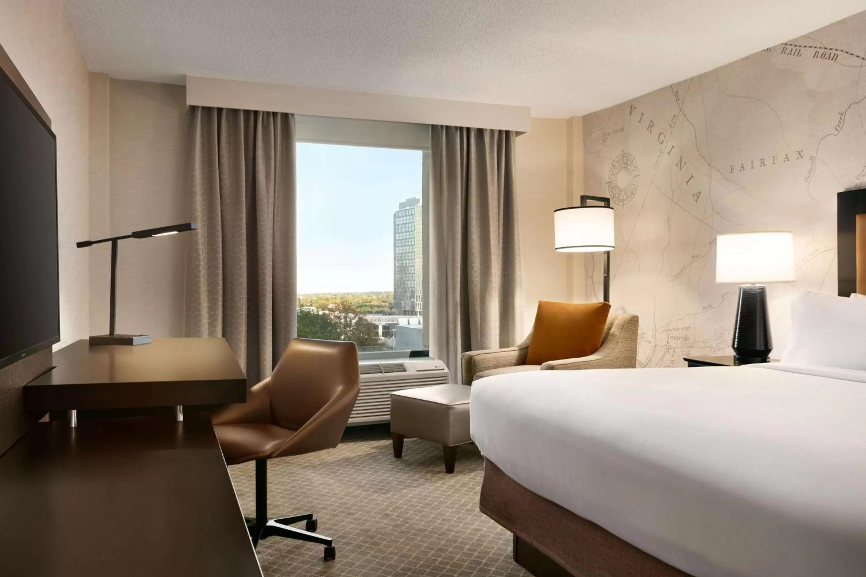 Bedroom, Bed in DoubleTree by Hilton McLean Tysons