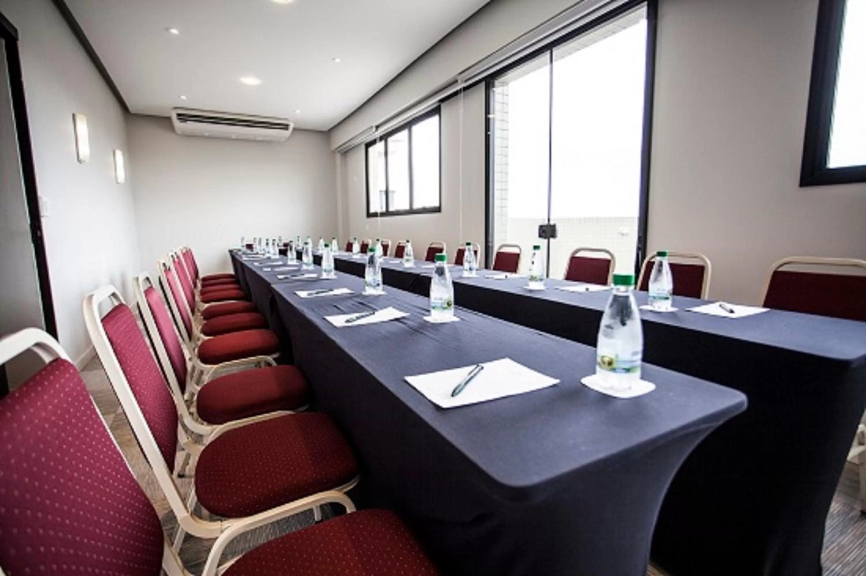 Meeting/conference room in Rio Hotel by Bourbon Curitiba