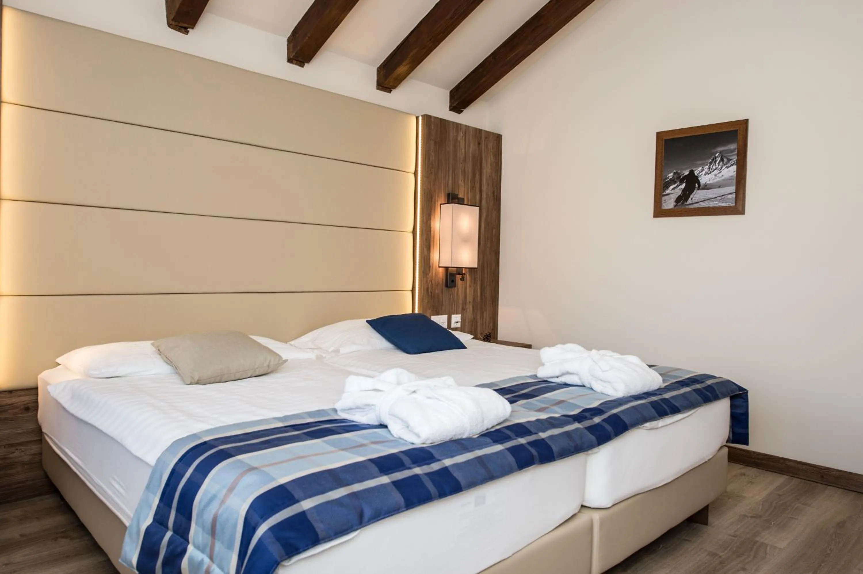 Bedroom, Bed in Hotel Ambassador Zermatt