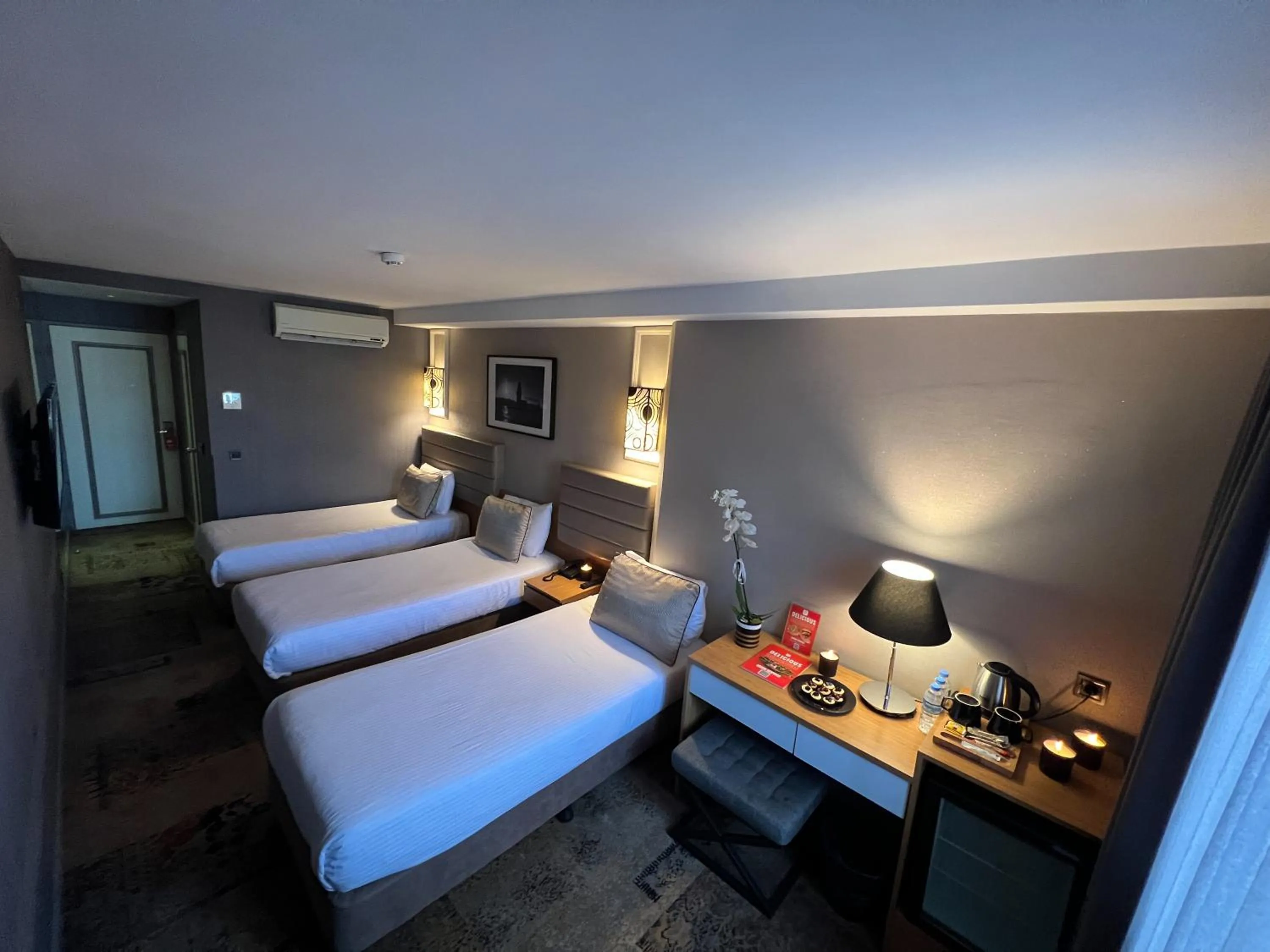 Bedroom, Bed in All Seasons Hotel