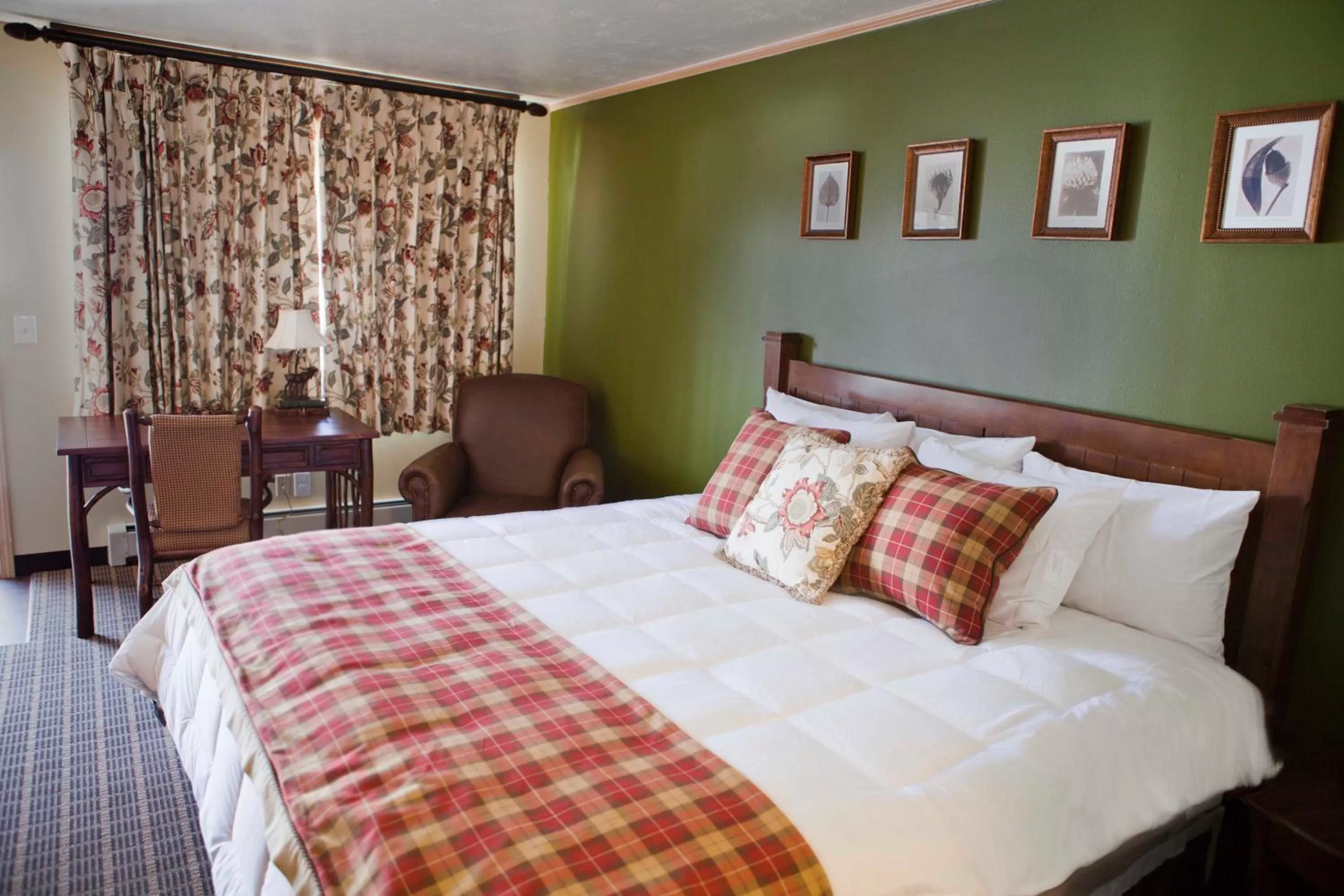 Photo of the whole room, Bed in The Inn at Tomichi Village