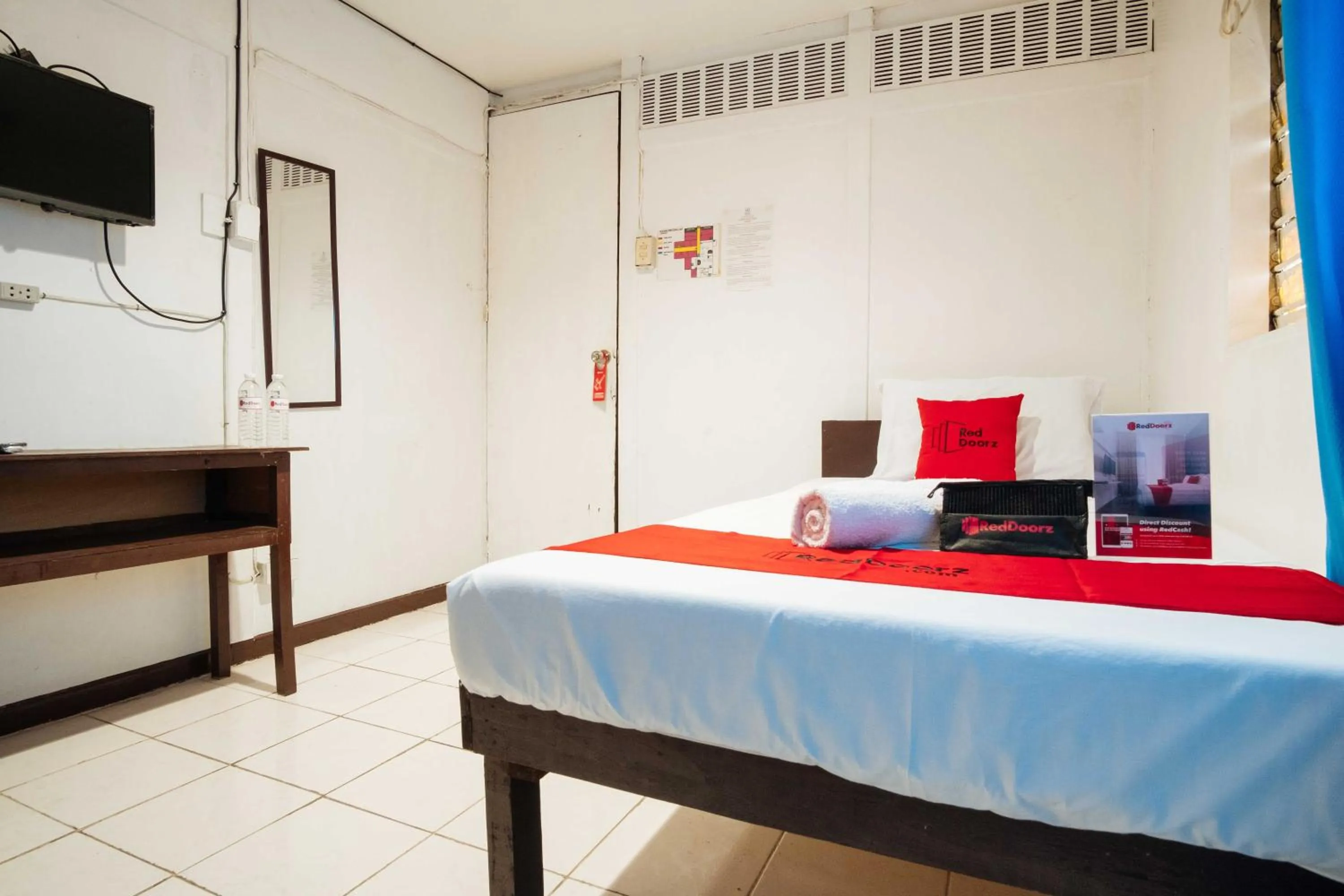 Photo of the whole room in RedDoorz @Downtown Bacolod