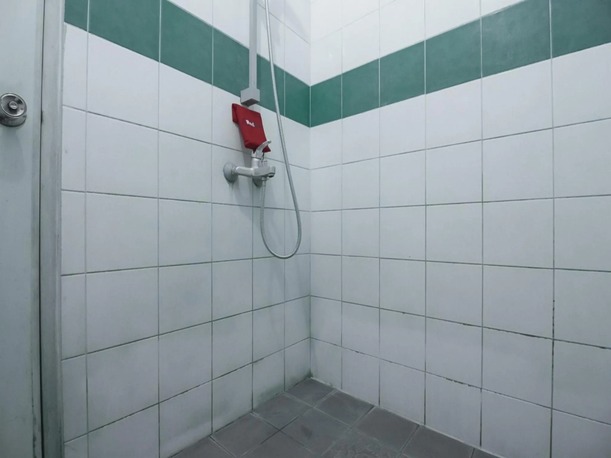 Bathroom in RedDoorz @ Buah Batu 3