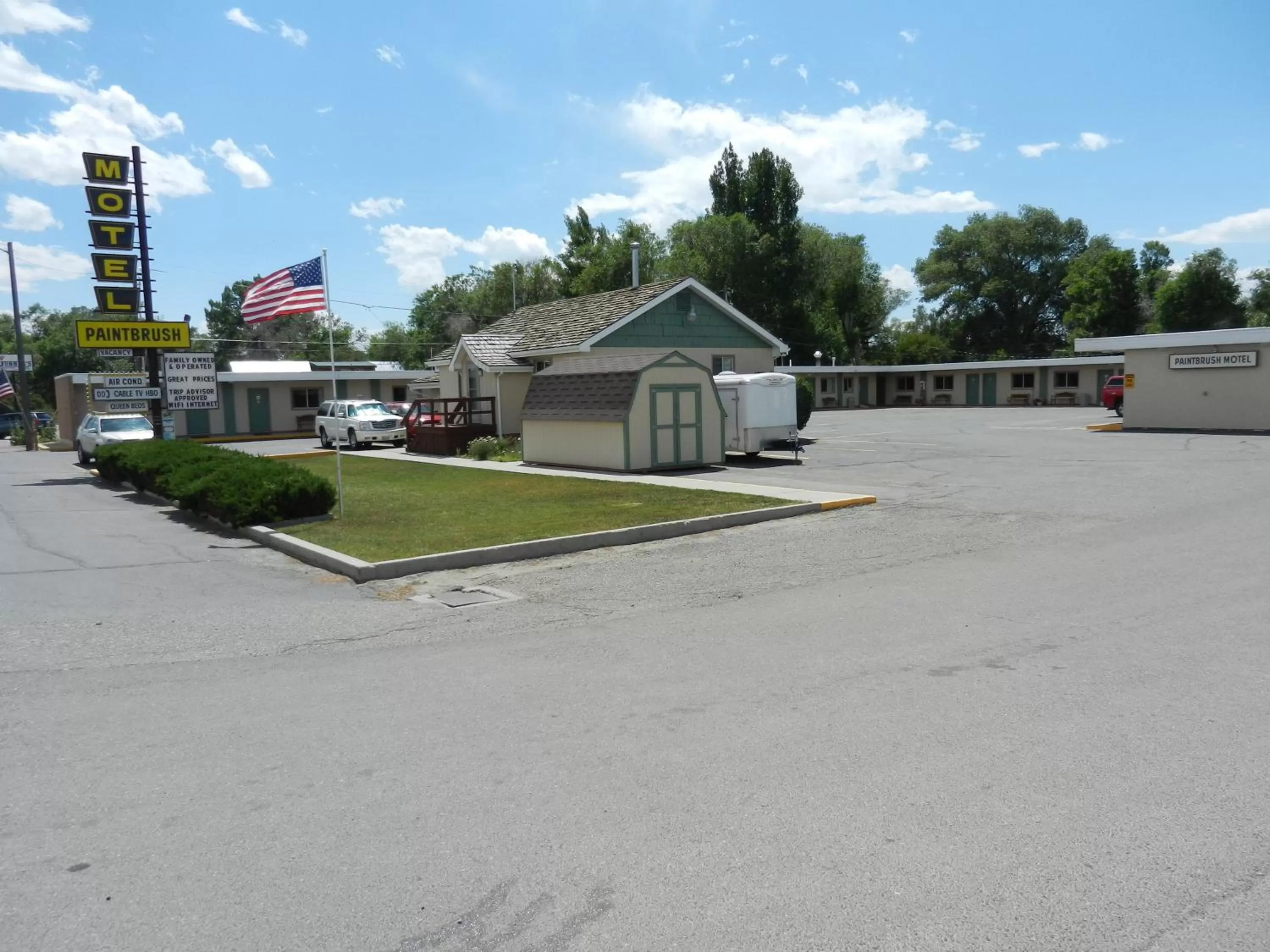 Facade/entrance in Paintbrush Motel