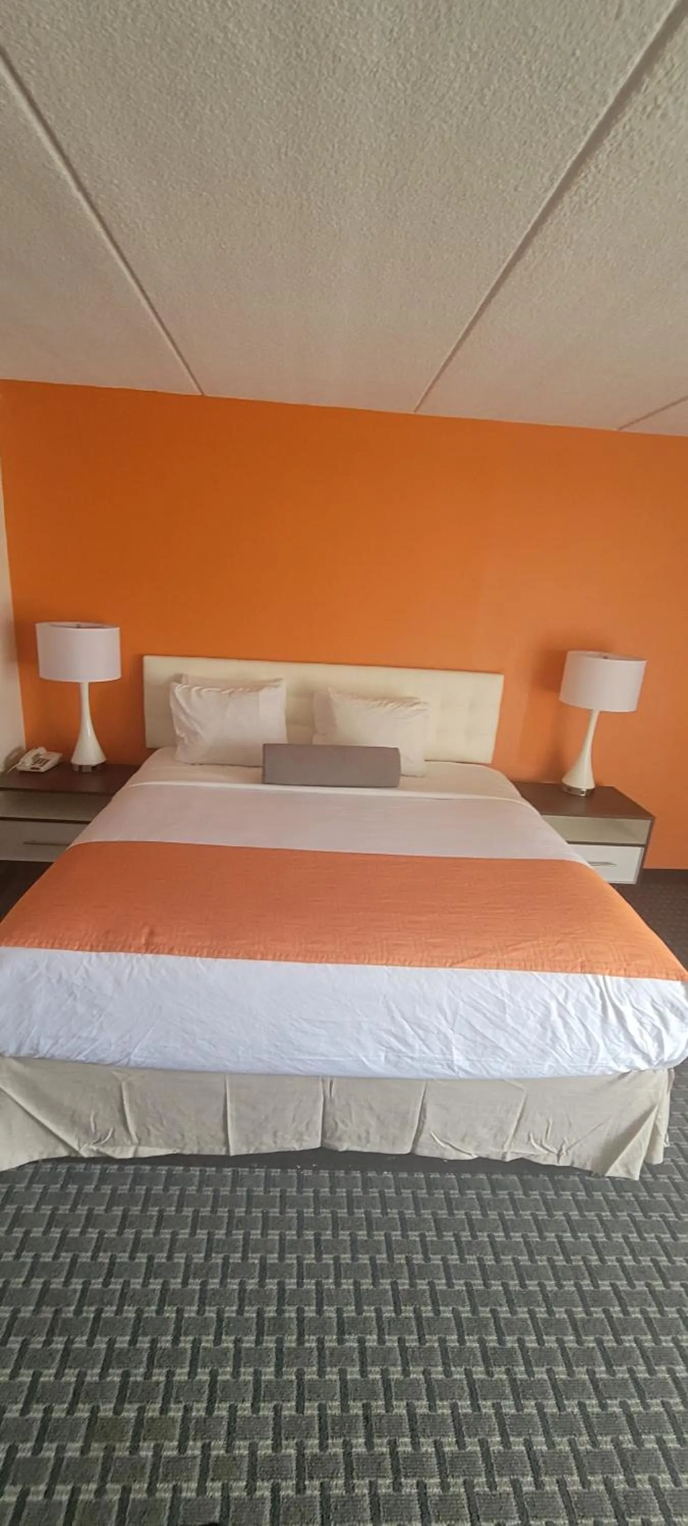 Bed in Howard Johnson by Wyndham Newburgh