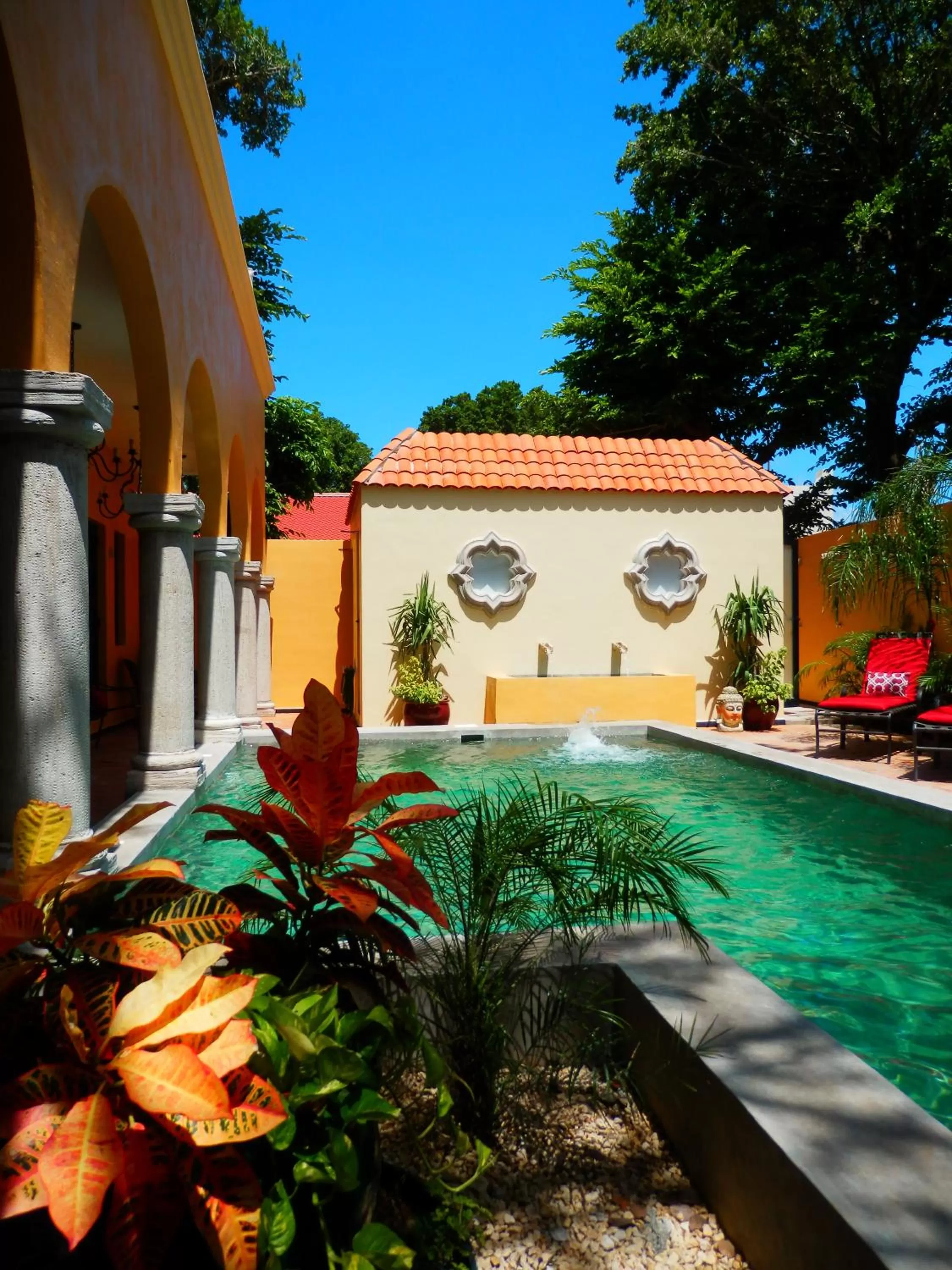 Patio, Swimming Pool in Ochenta Y Dos Bed & Breakfast & Spa