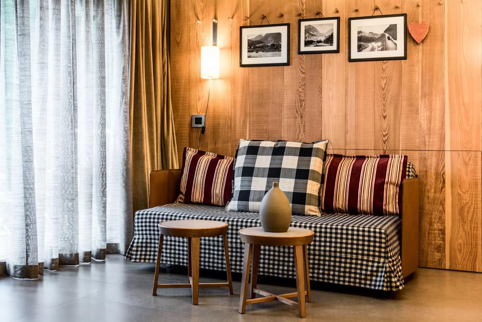 Decorative detail in Eden Hotel