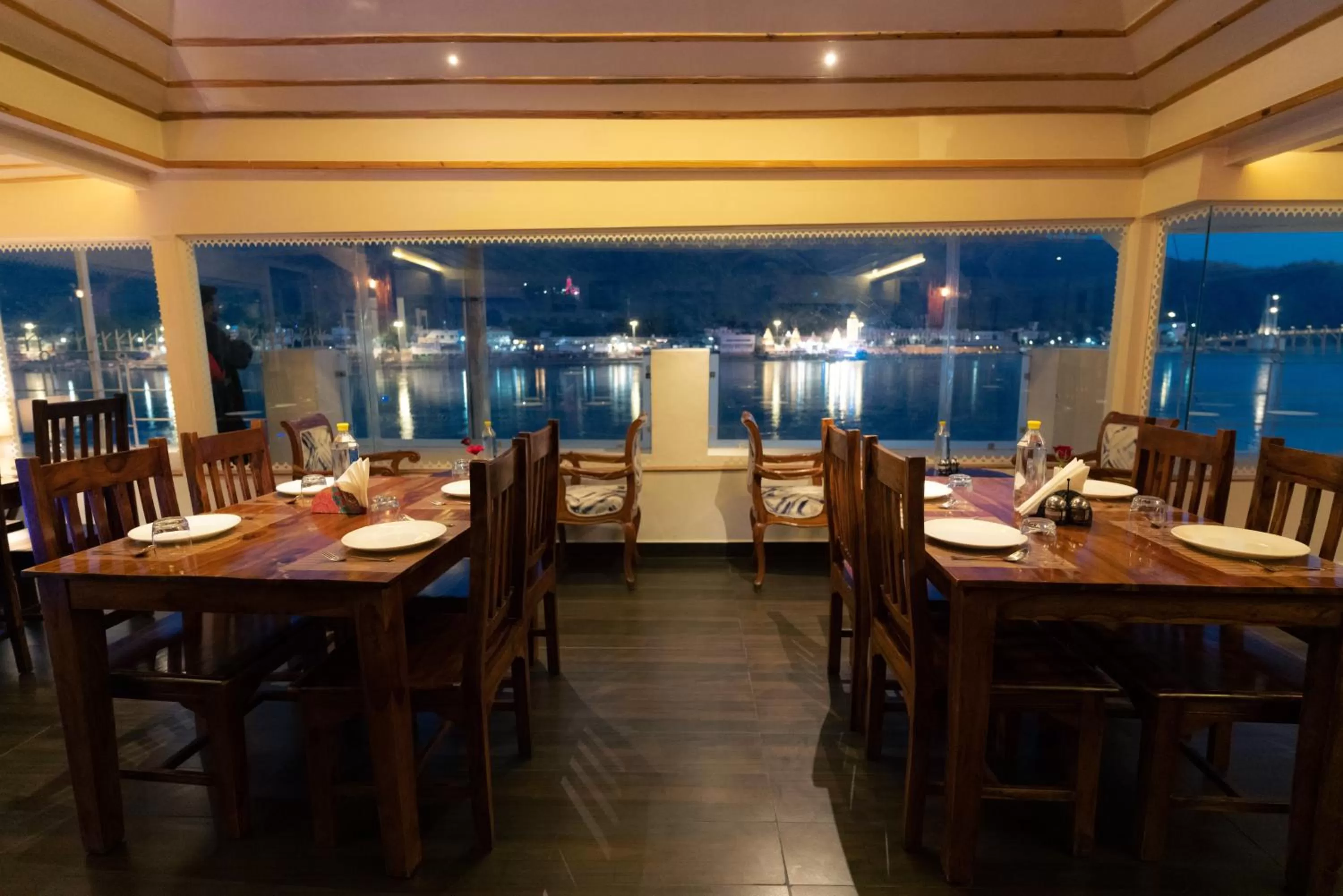 Restaurant/places to eat in Yog Niketan By Sanskriti