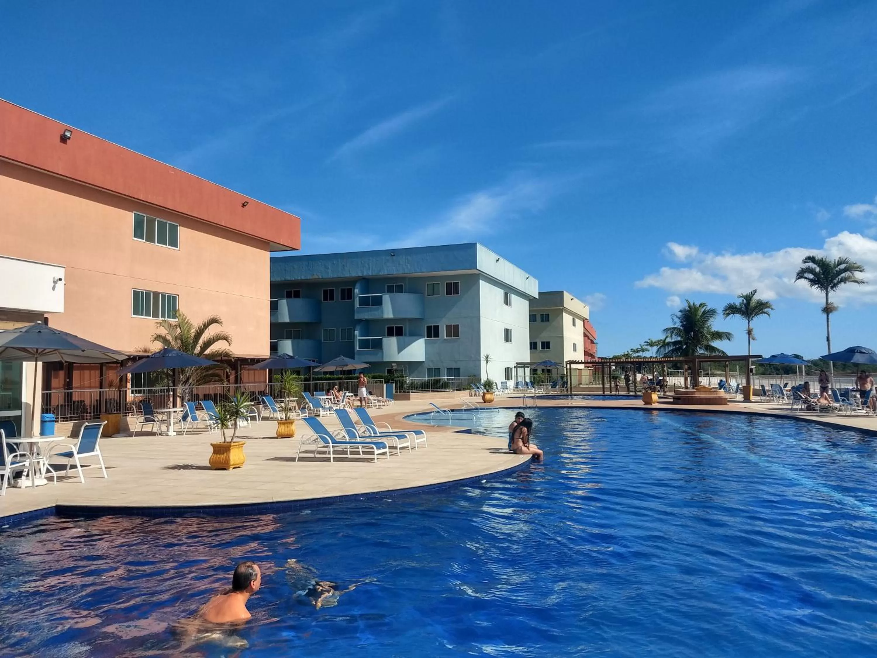 Swimming pool in Apartamento no Golden Lake - pé na areia, agua de côco e cervejinha