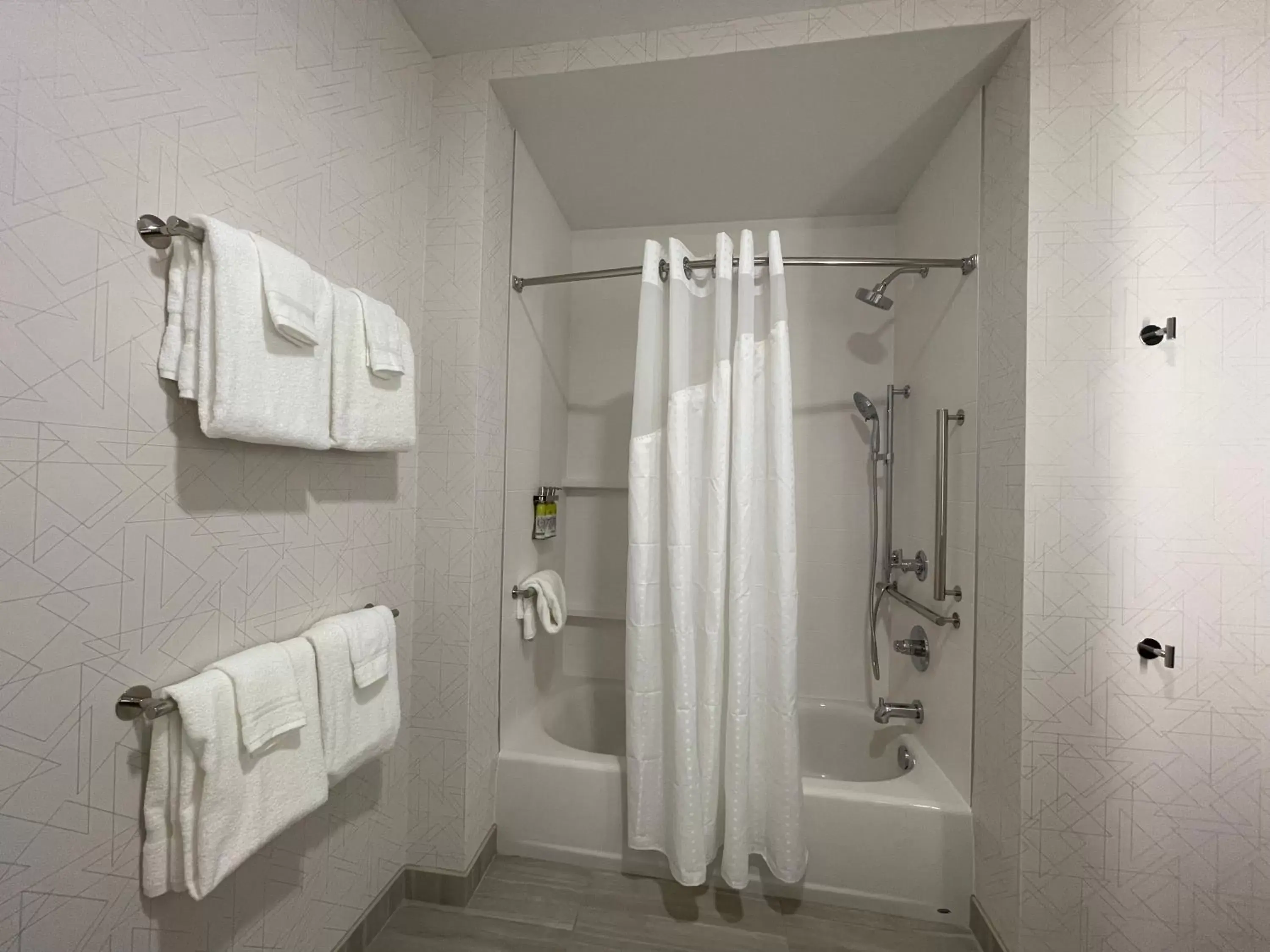Standard Queen Room with Two Queen Beds and Mobility Accessible Tub in Holiday Inn Express & Suites - Ft. Smith - Airport by IHG Standard Queen Room with Two Queen Beds and Mobility Accessible Tub in Holiday Inn Express & Suites - Ft. Smith - Airport by IHG