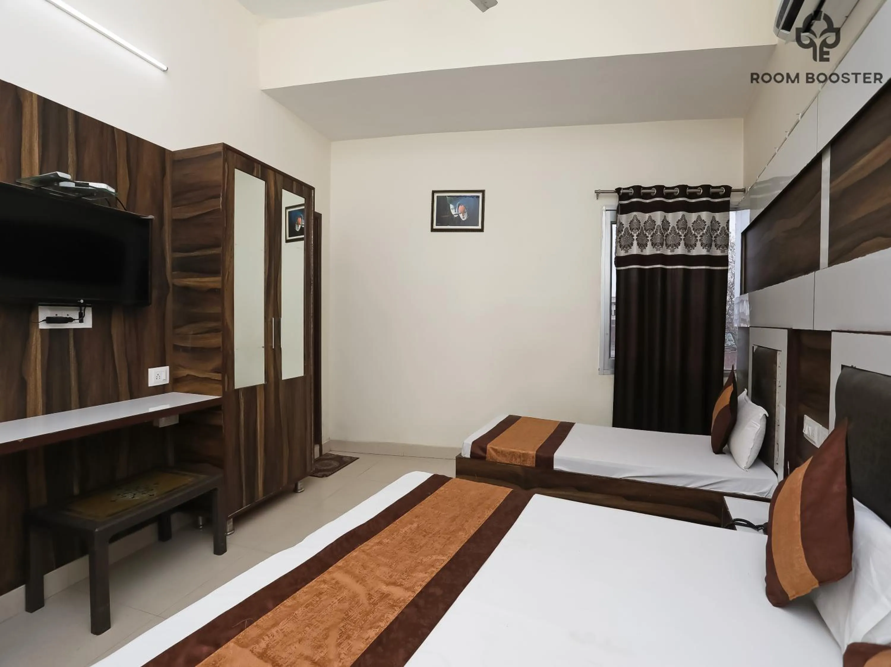 Bed in Hotel Sehmi's Best Rest Inn