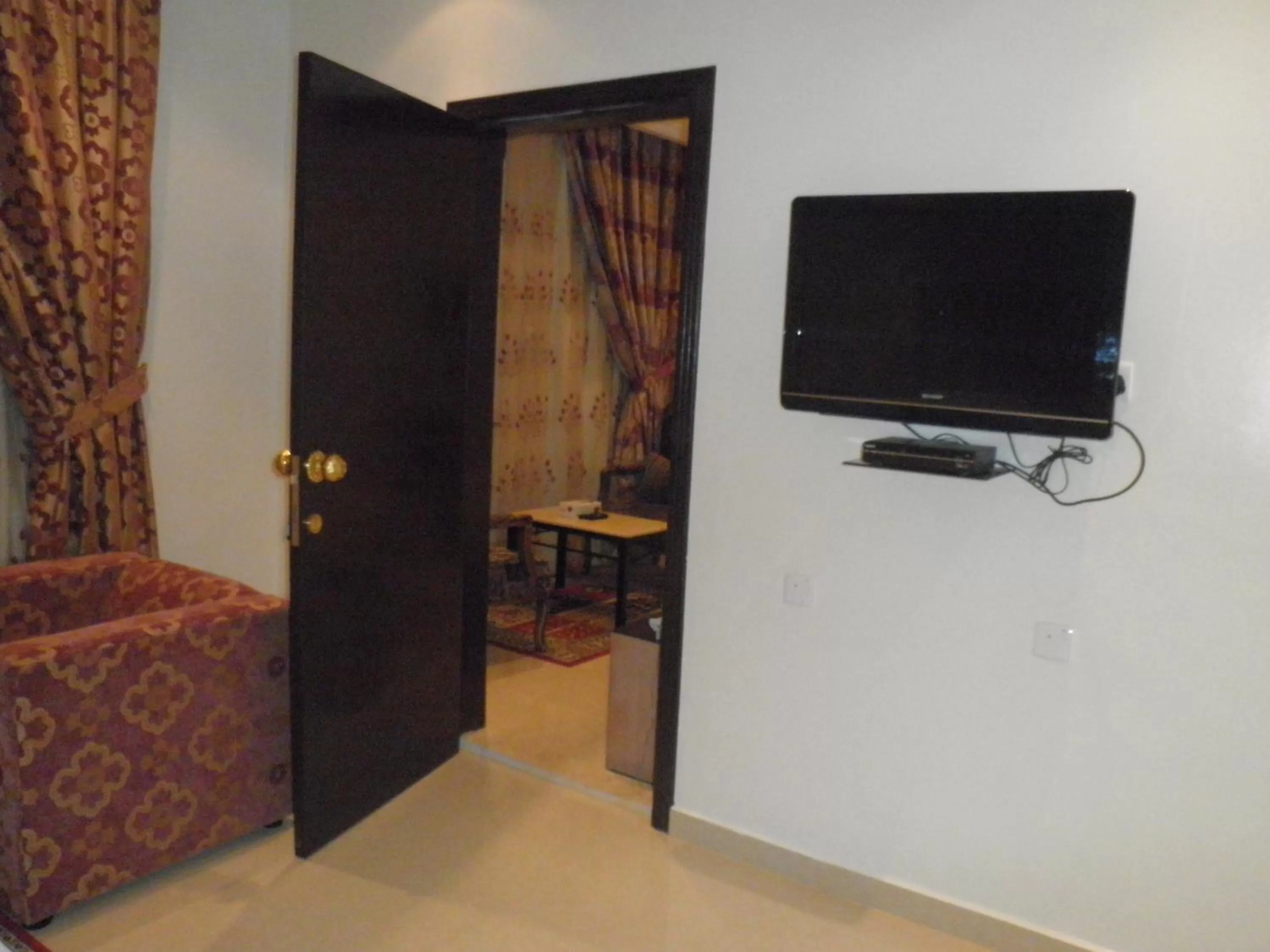 TV and multimedia in Marina Royal Hotel Suites
