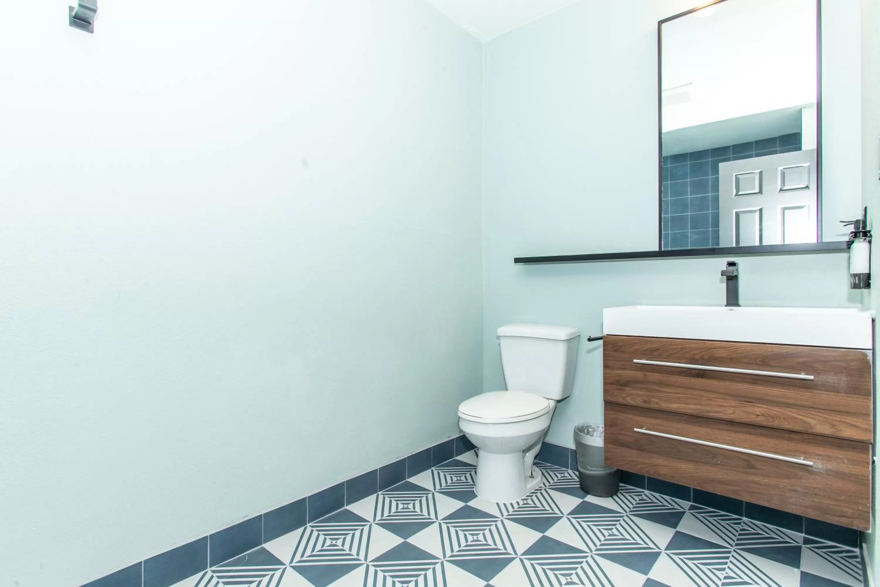 Bathroom in Magnolia Tree Hotel-Maingate/Anaheim Convention Center