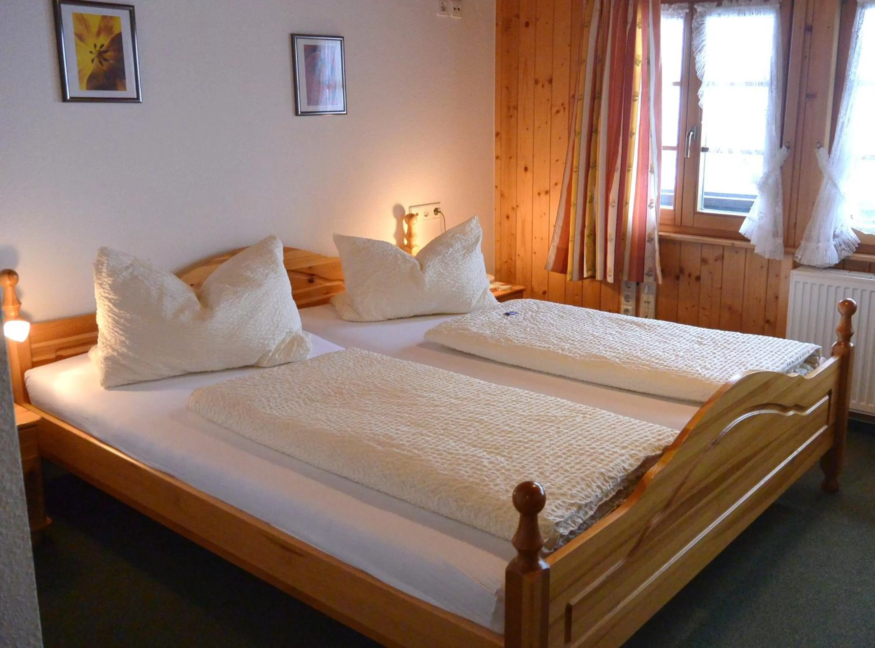 Bedroom, Bed in Hotel Zum Löwen - Unteres Wirtshaus