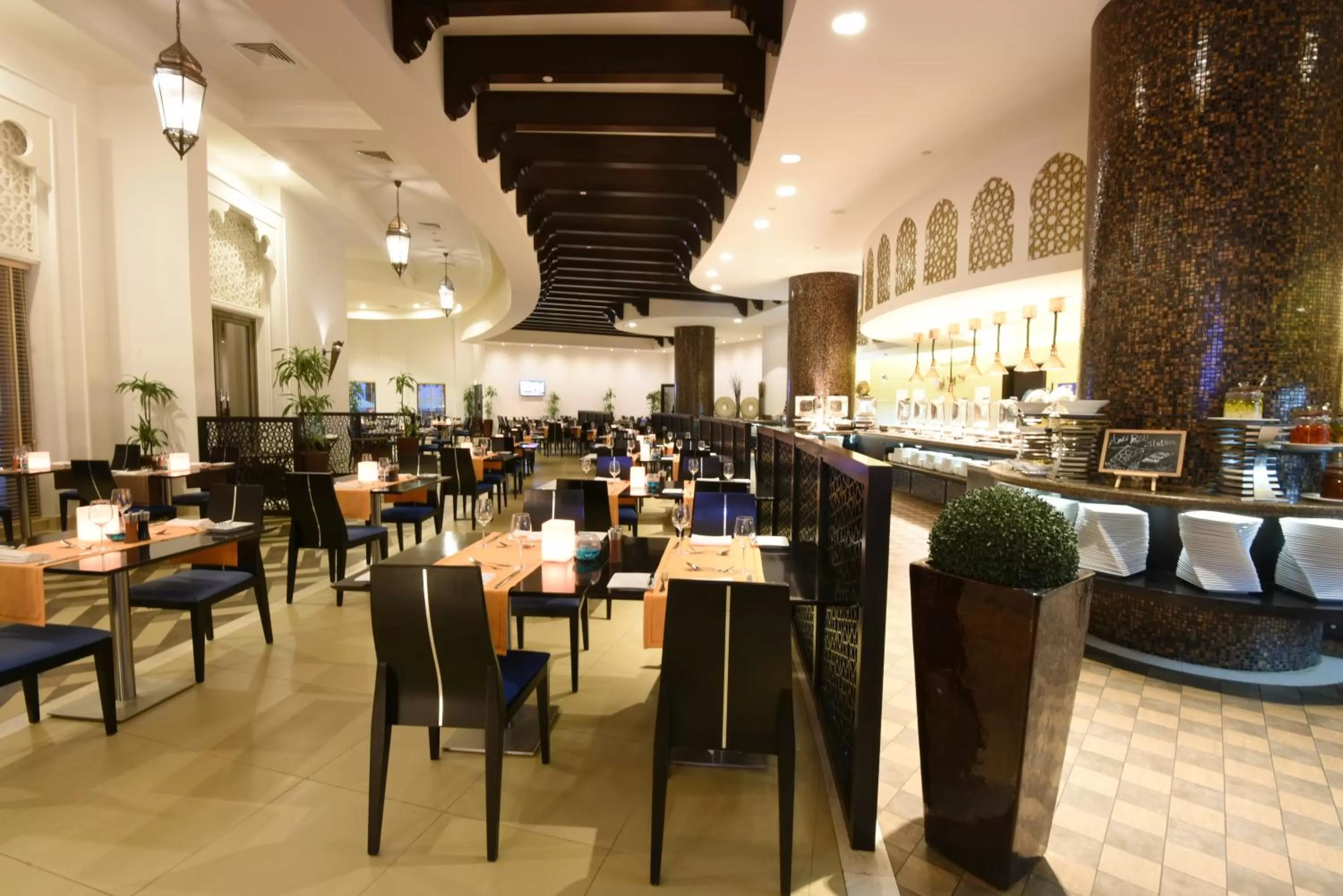 Restaurant/places to eat in Bahi Ajman Palace Hotel