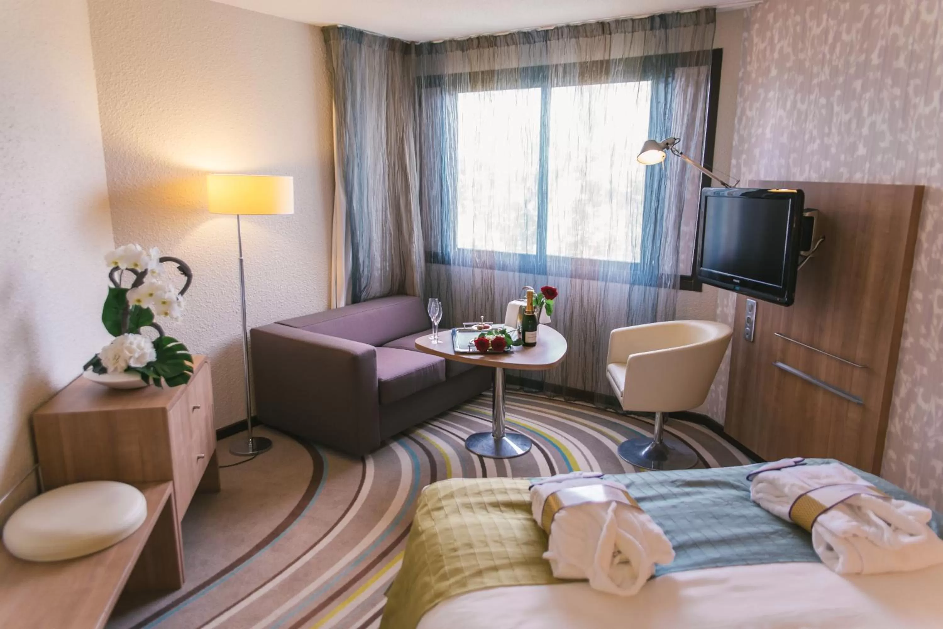 Superior Room with 1 Double Bed and Sofa Garden Side in Mercure Angers Centre de Congrès