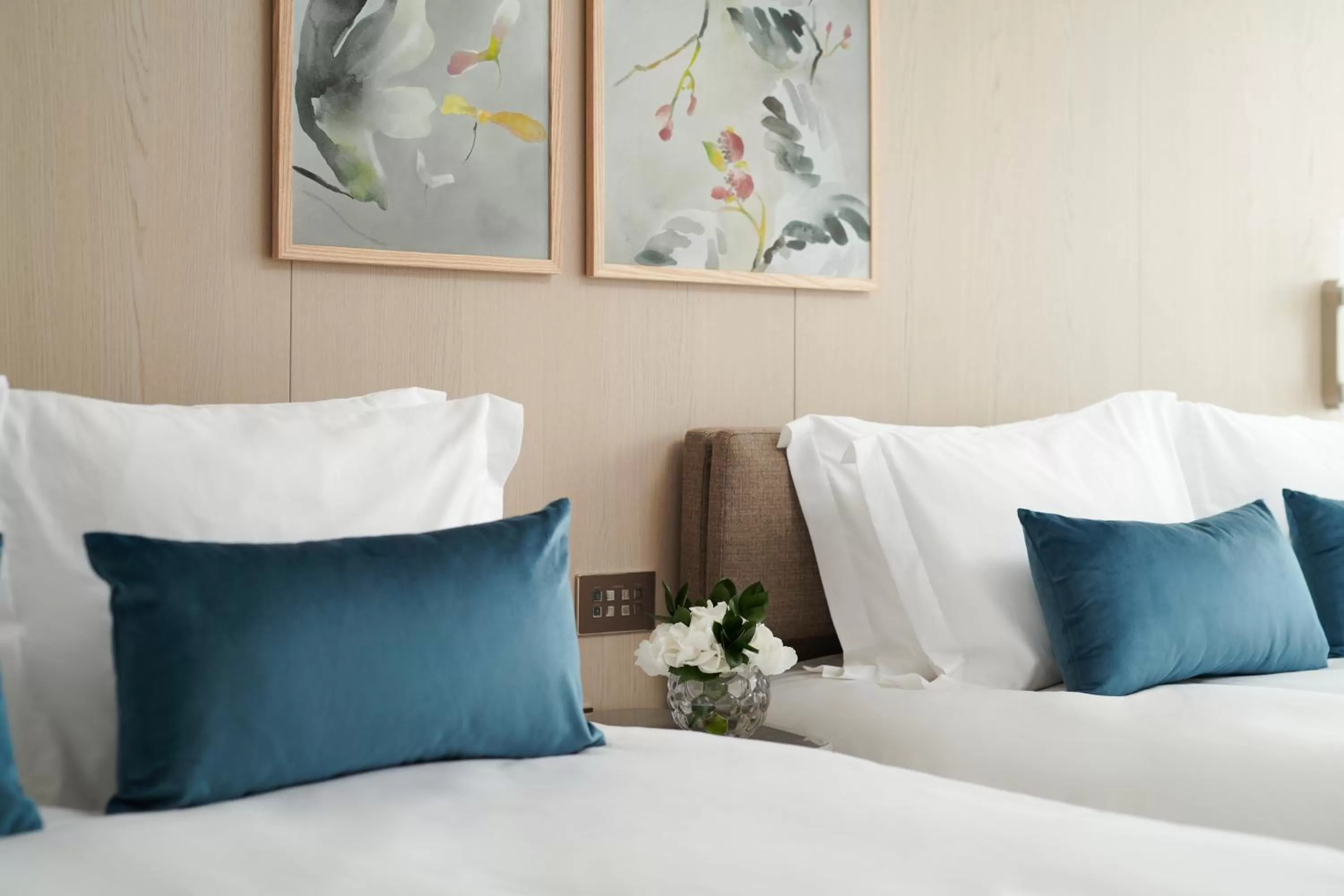 Bedroom, Bed in Pan Pacific London