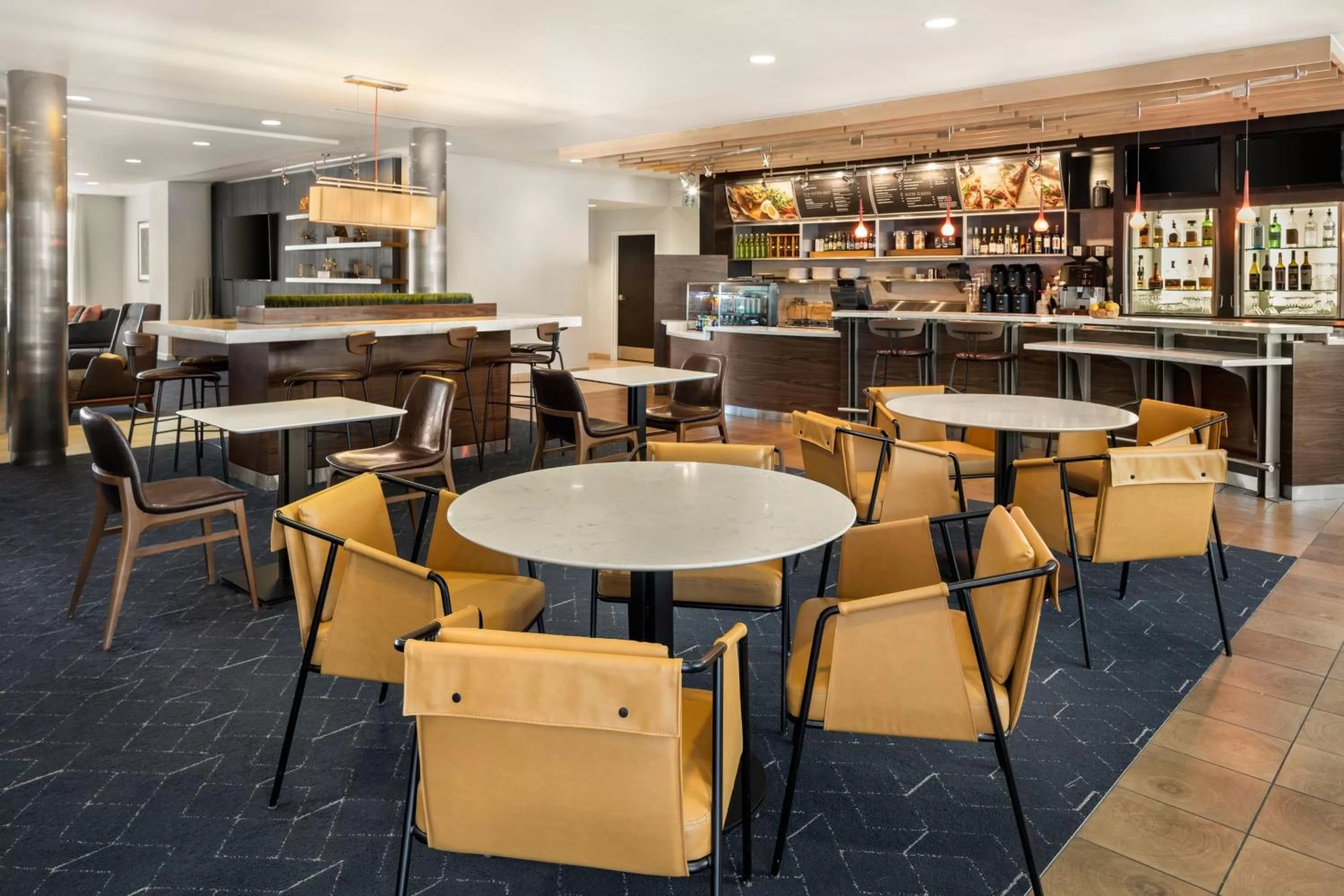 Restaurant/places to eat in Courtyard Mankato Hotel & Event Center