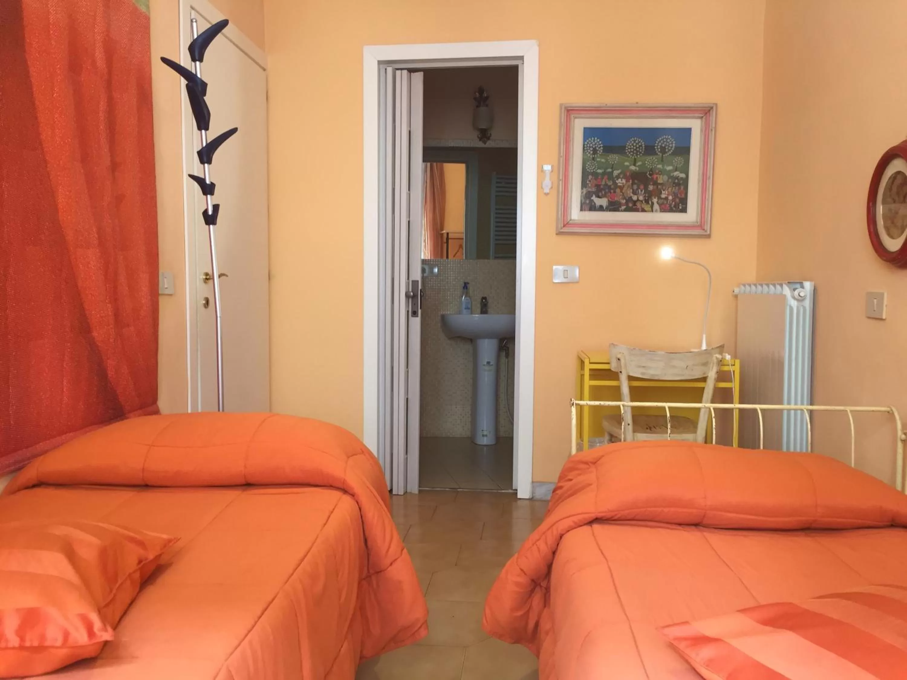 Bedroom, Bed in 6 Keys