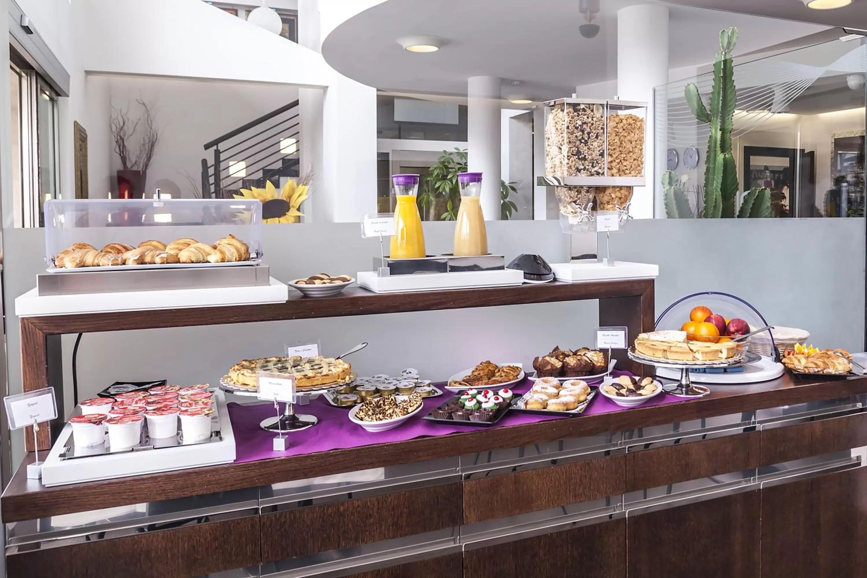 Restaurant/places to eat in JC Hotel