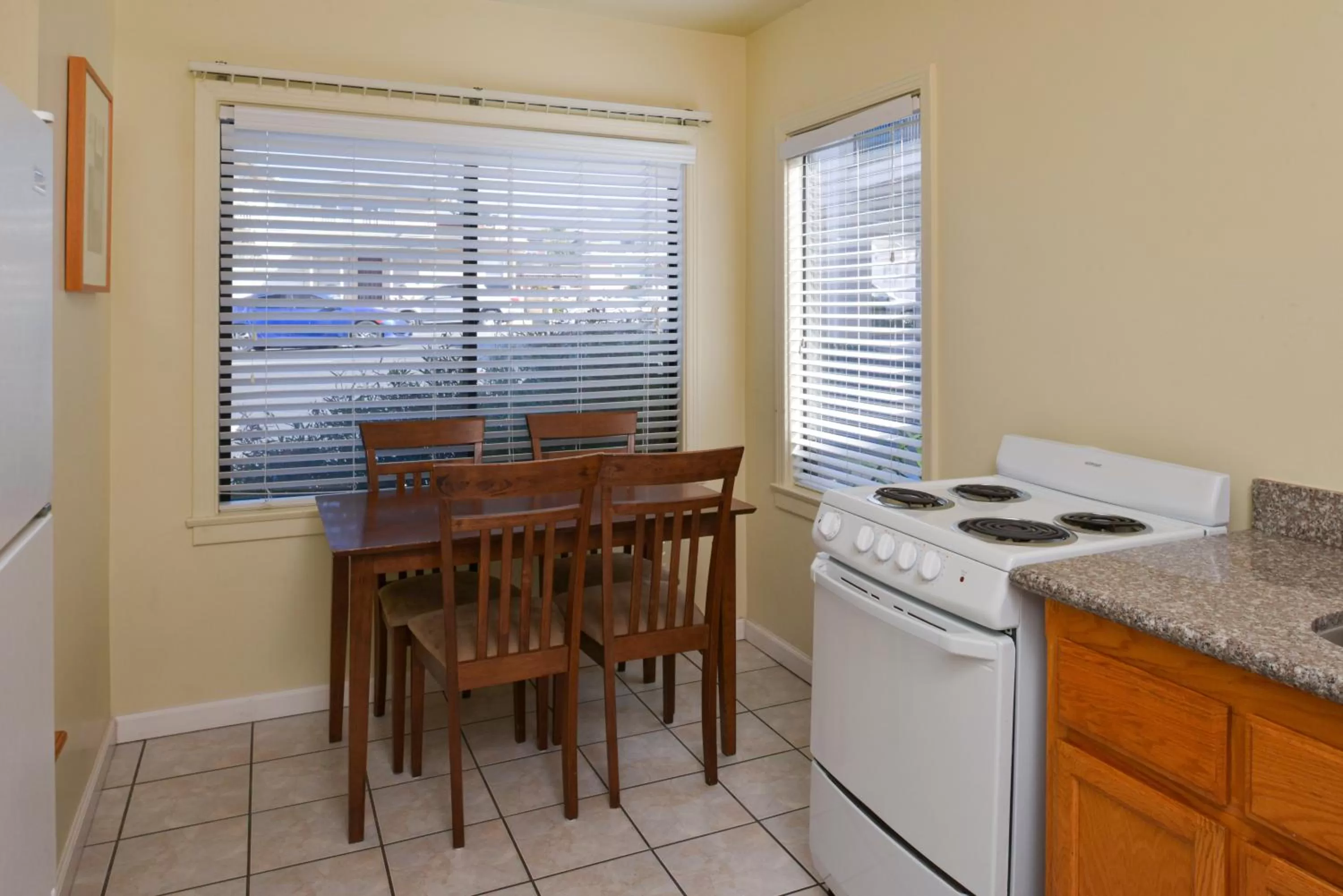 Kitchen or kitchenette in Edgewater Inn and Suites
