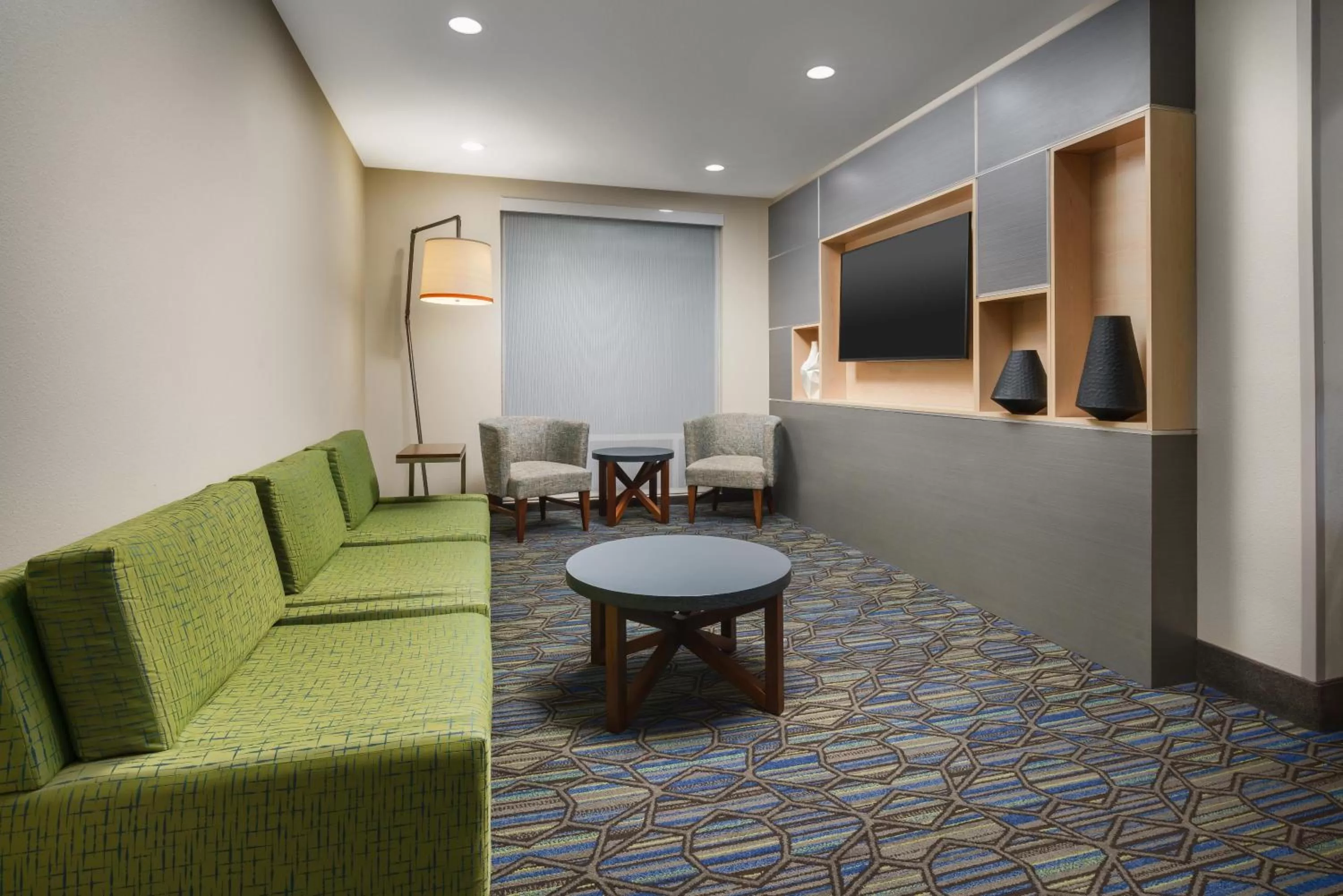 Lobby or reception in Holiday Inn Express & Suites Oakhurst-Yosemite Park Area by IHG