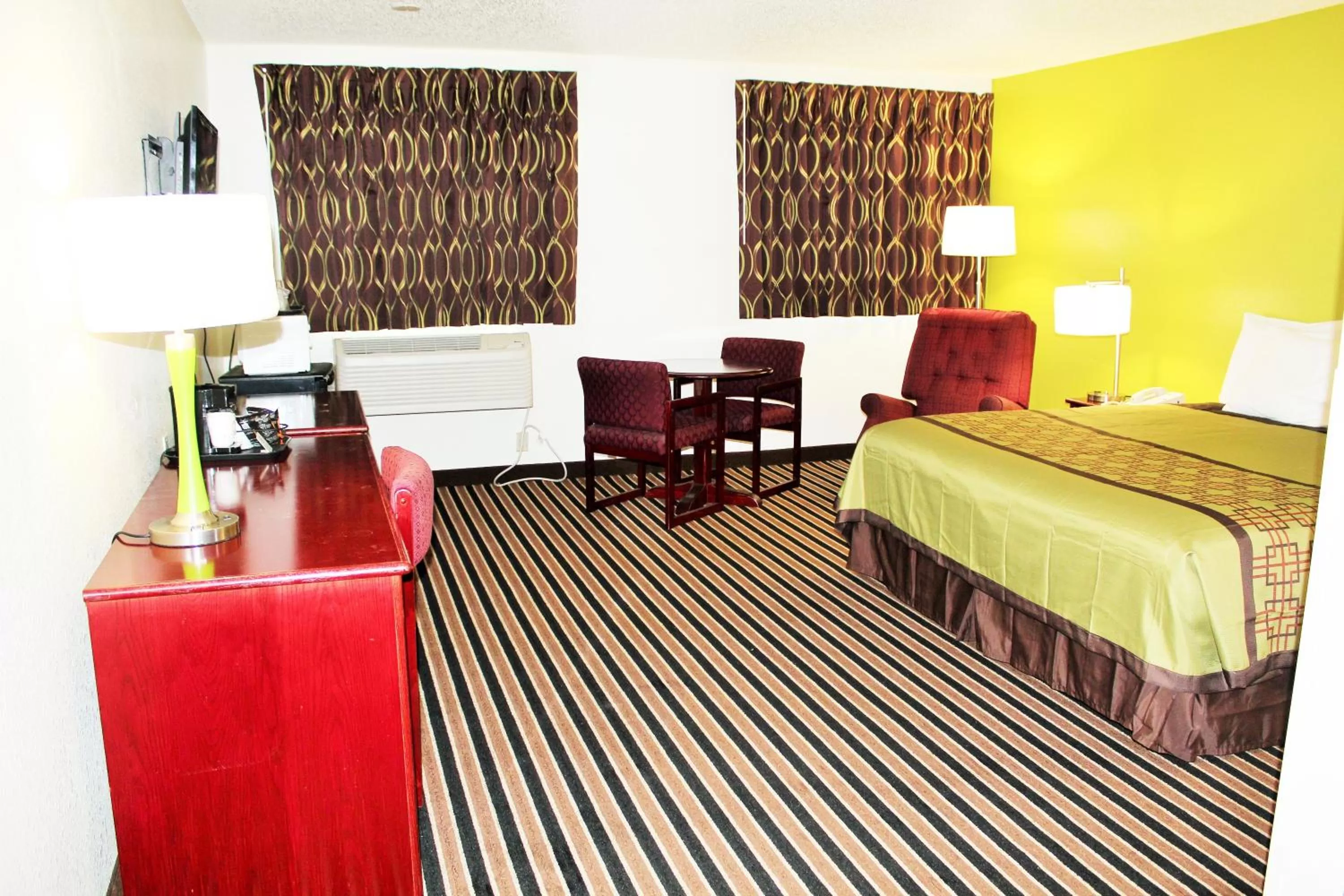 Photo of the whole room, Bed in Super 8 by Wyndham South Boston VA
