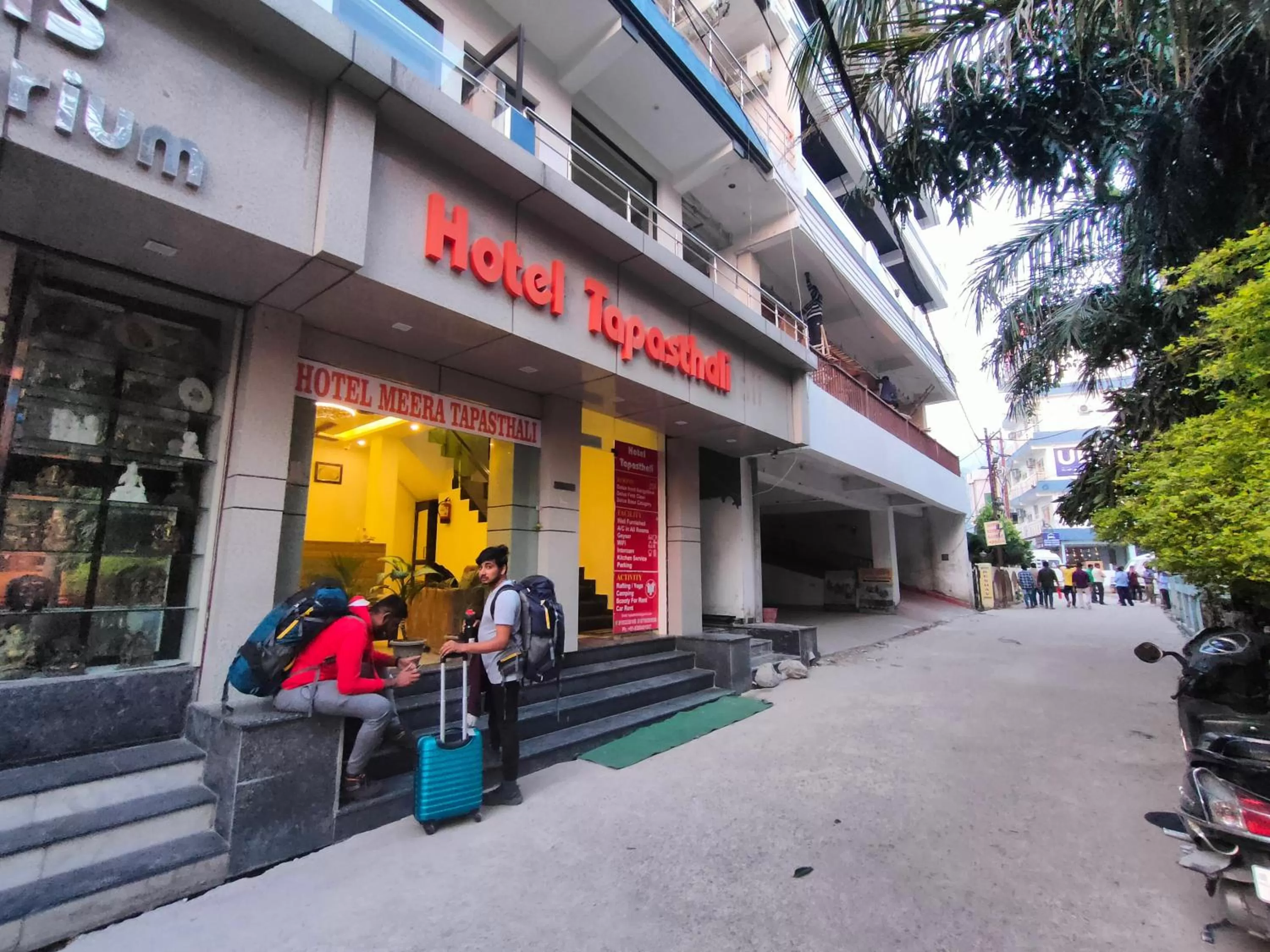 Facade/entrance in Tapasthali by Meera Hotels