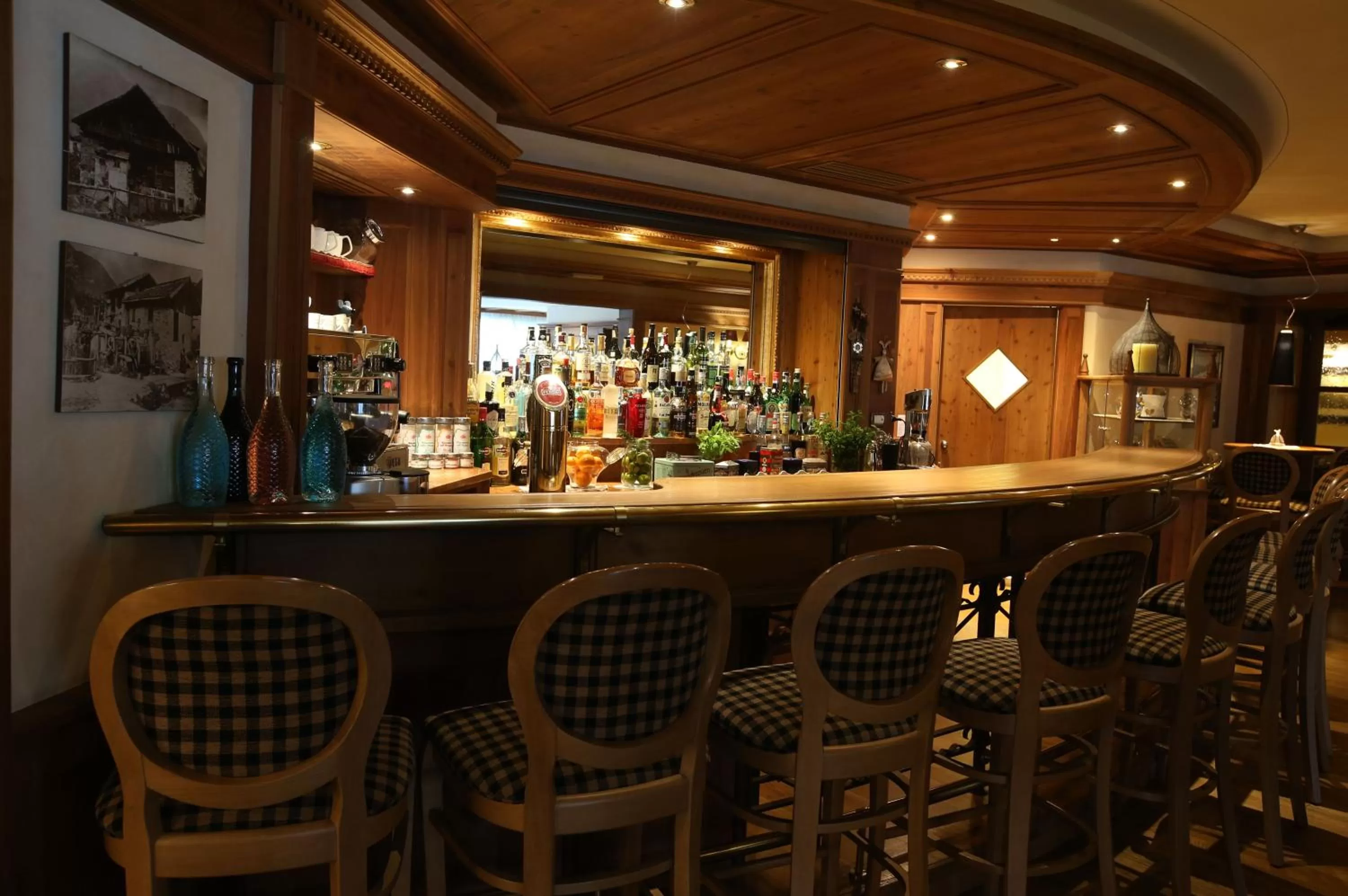 Lounge or bar in Alpen Suite Hotel
